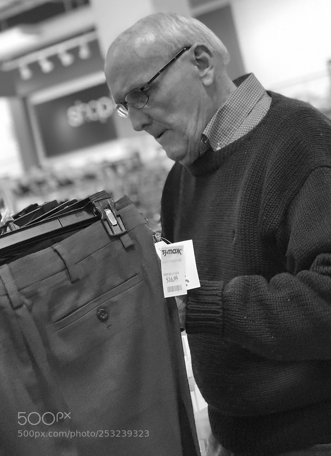 Apple iPhone 7 Plus sample photo. Buying pants photography