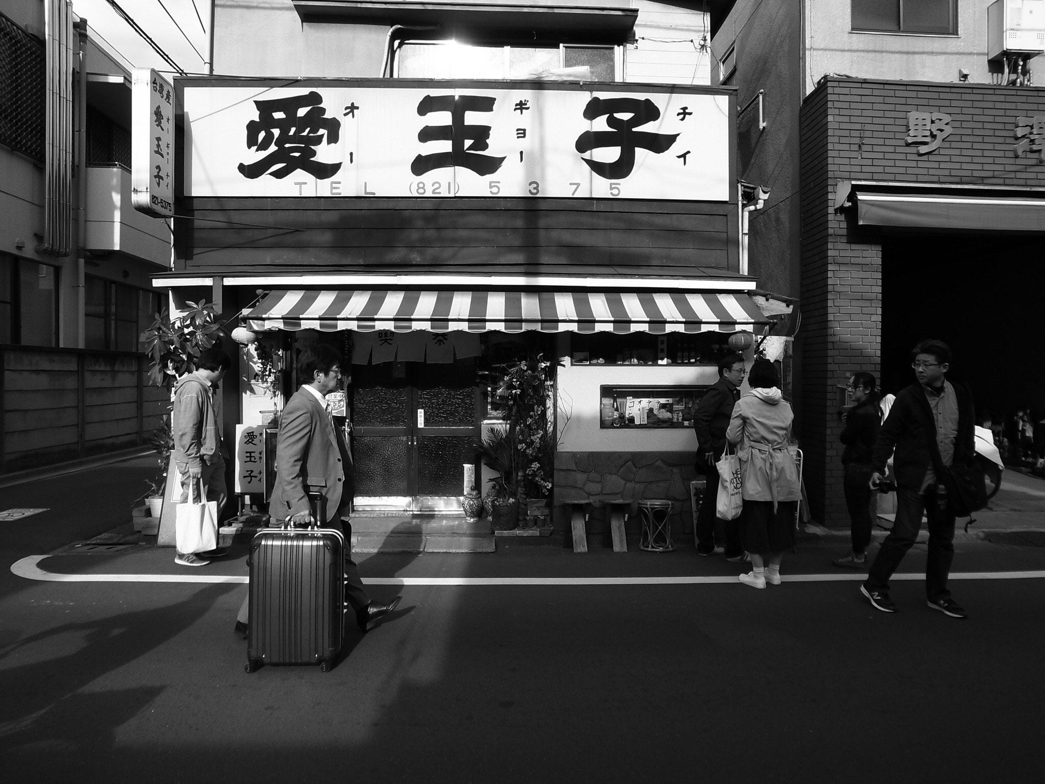Ricoh GR DIGITAL 3 sample photo. Tokyo locals

gr digital Ⅲ 21mm/f1.9
 photography