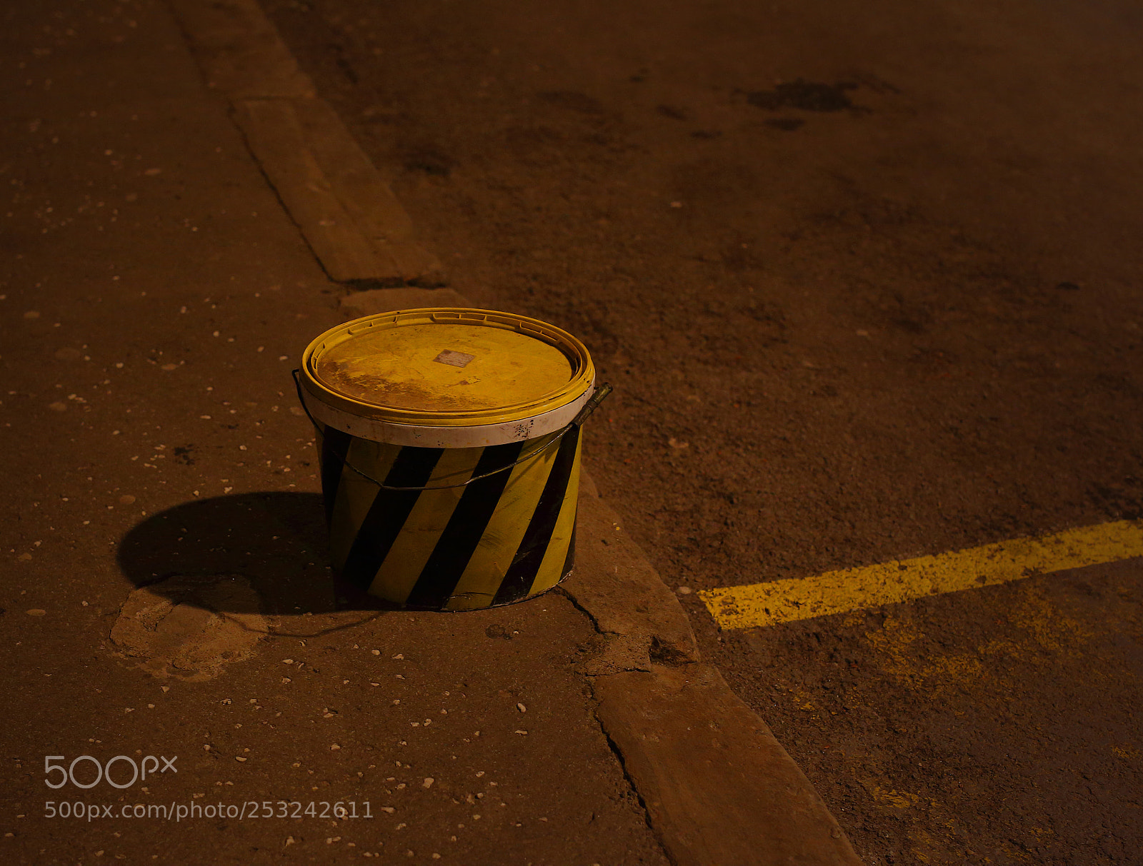 Canon EOS-1D Mark IV sample photo. Composition in midnight yellow photography