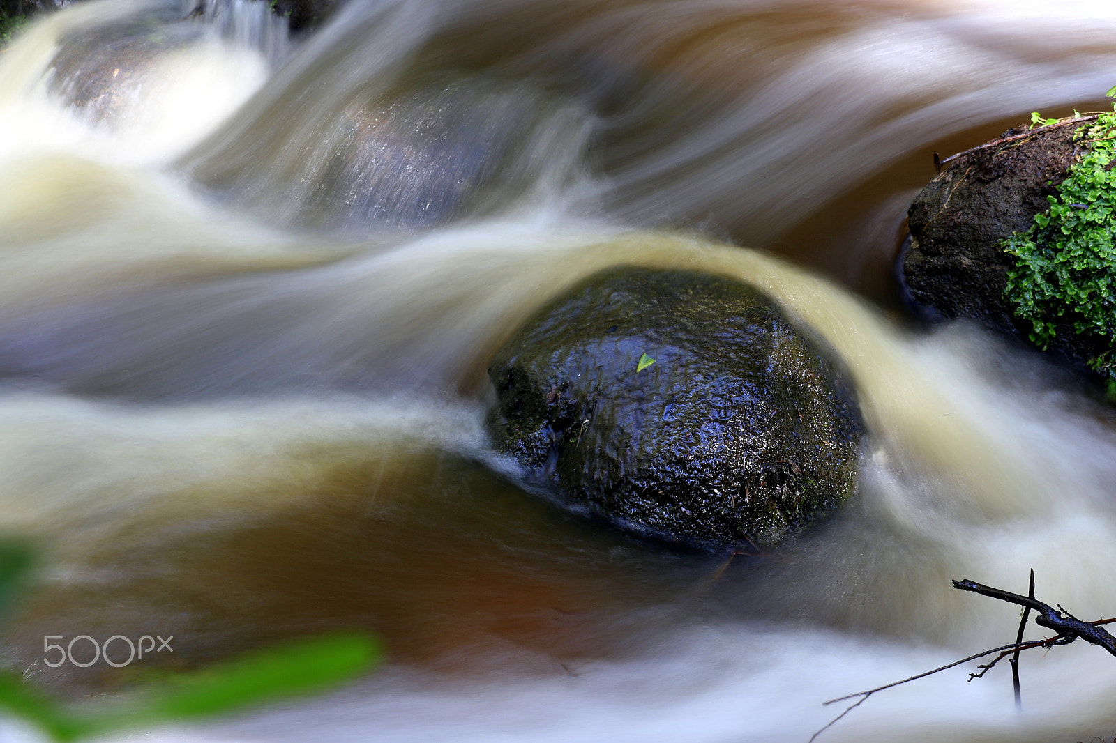 Canon EF-S 18-200mm F3.5-5.6 IS sample photo. Stone in the river photography