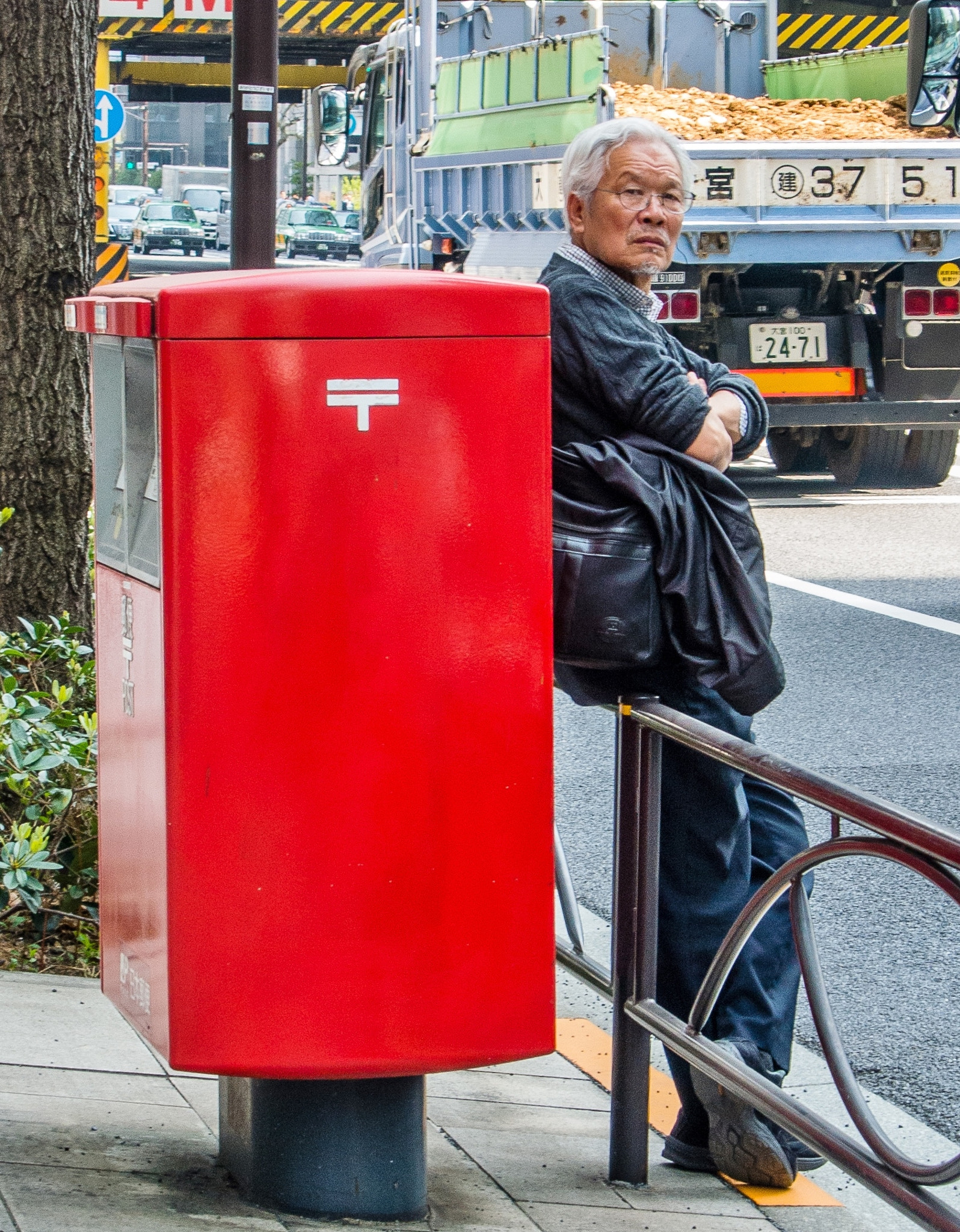 Nikon 1 V1 sample photo. A man with a mail post behind photography