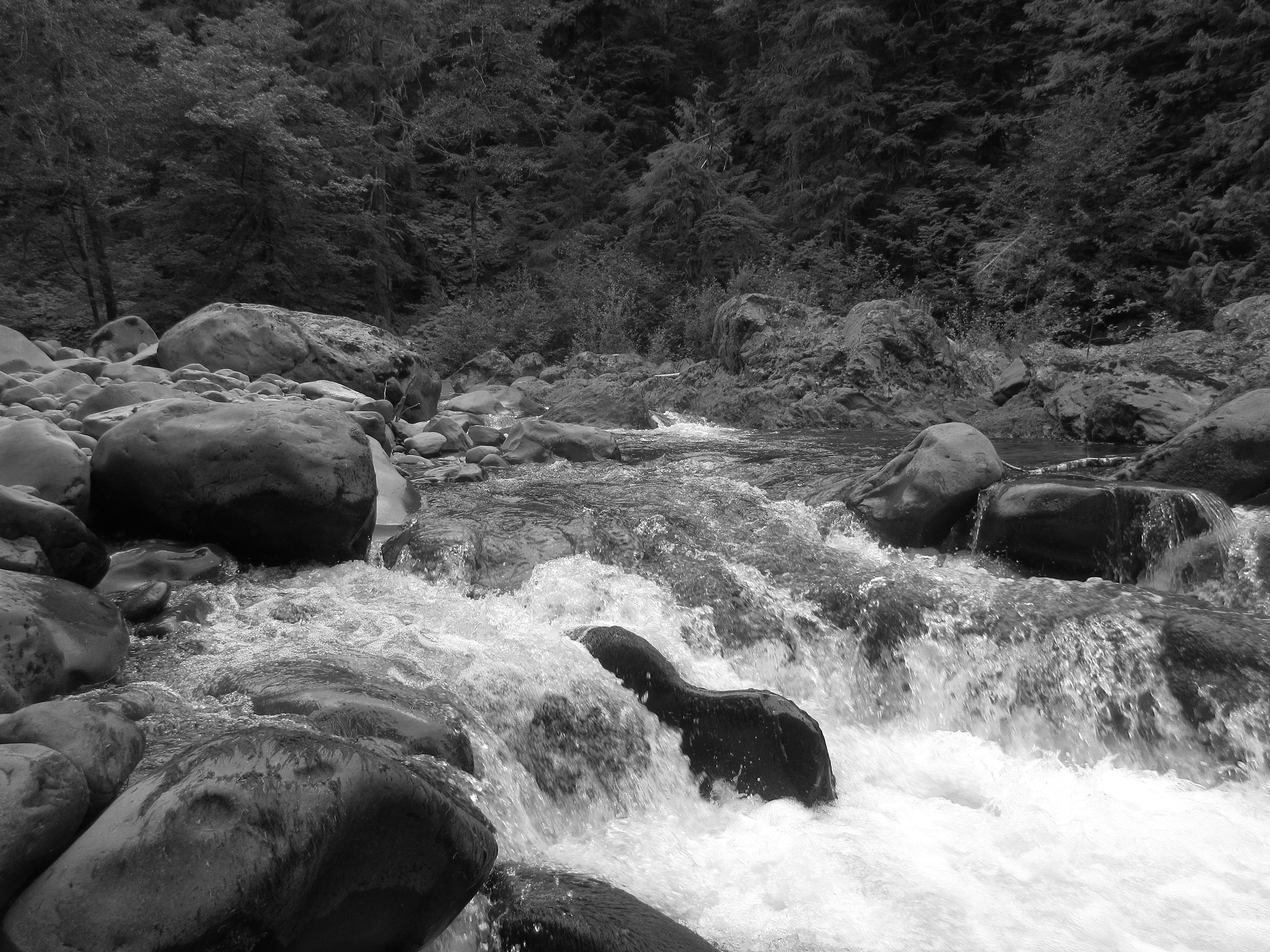 Canon PowerShot ELPH 360 HS (IXUS 285 HS / IXY 650) sample photo. Black and white river and rocks rapids photography