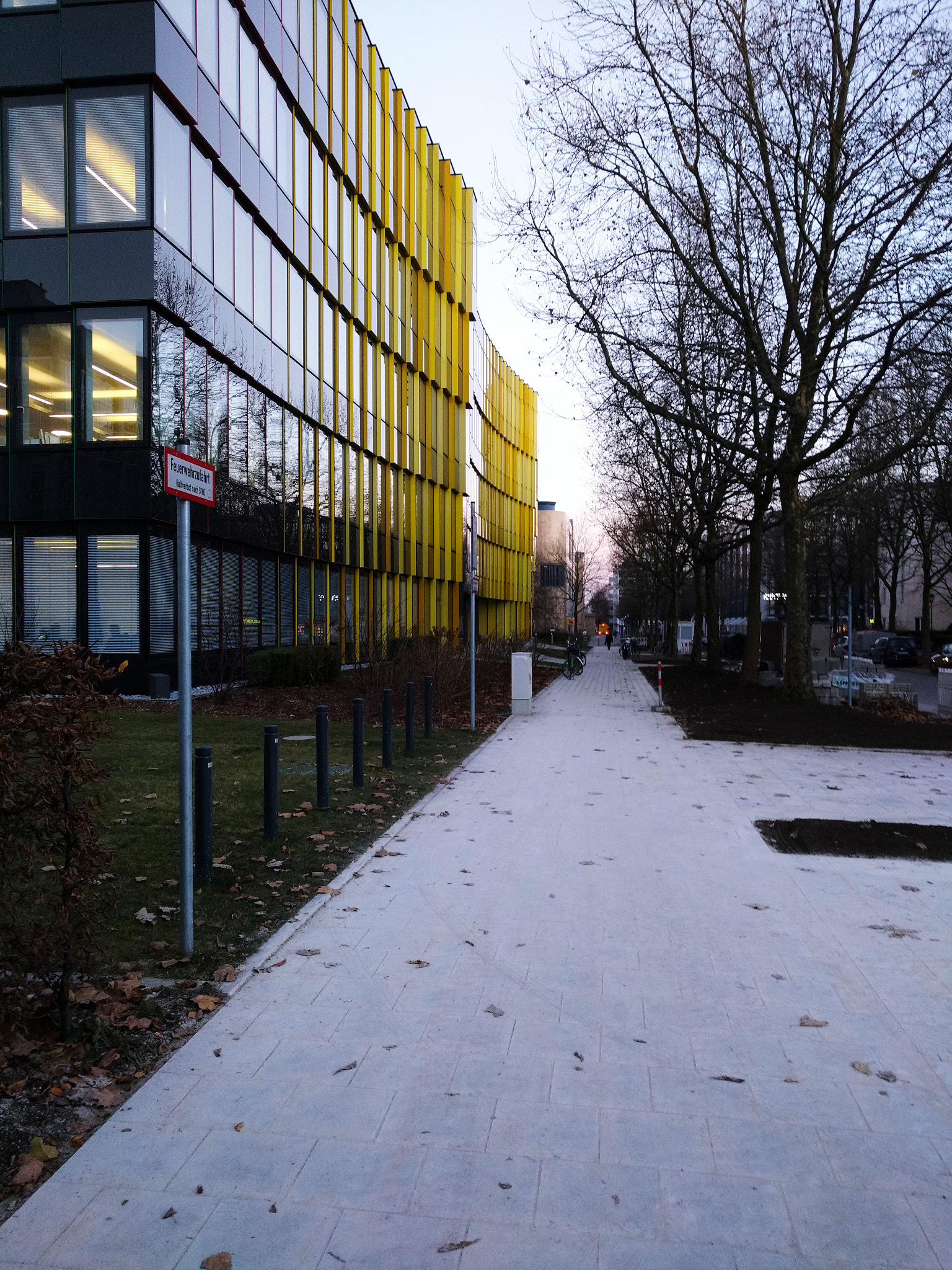 Motorola DROID MAXX 2 sample photo. Alleyway in munich photography