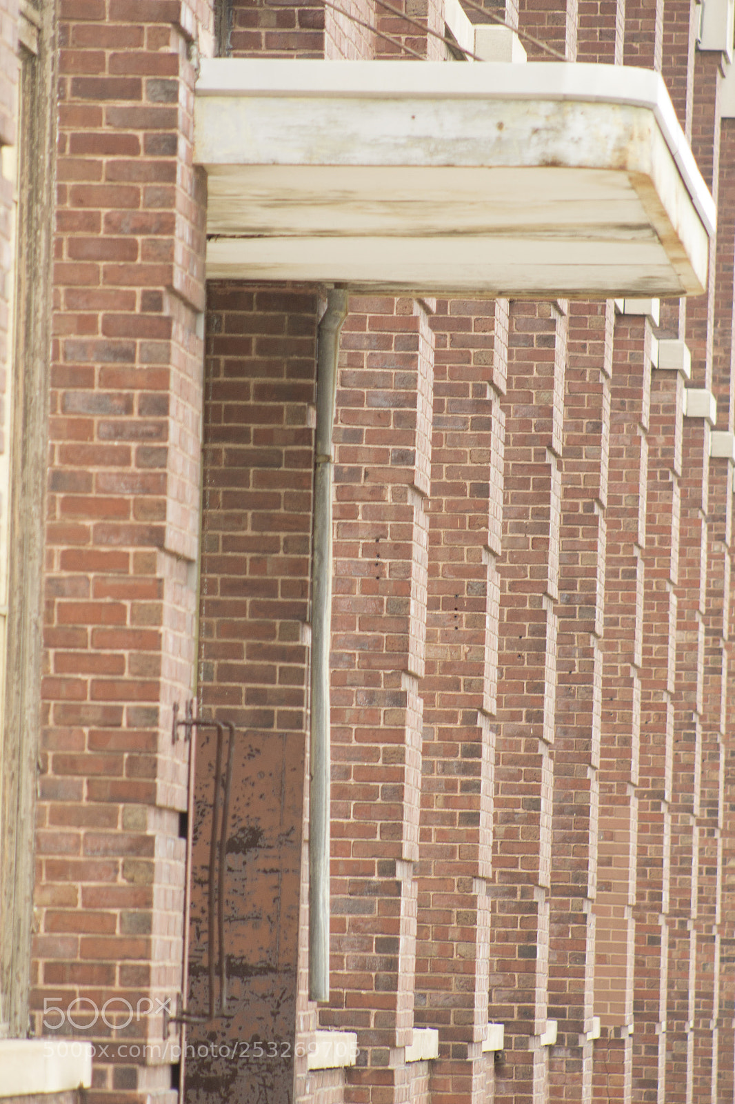 Canon EOS 1200D (EOS Rebel T5 / EOS Kiss X70 / EOS Hi) sample photo. Red bricks and white photography