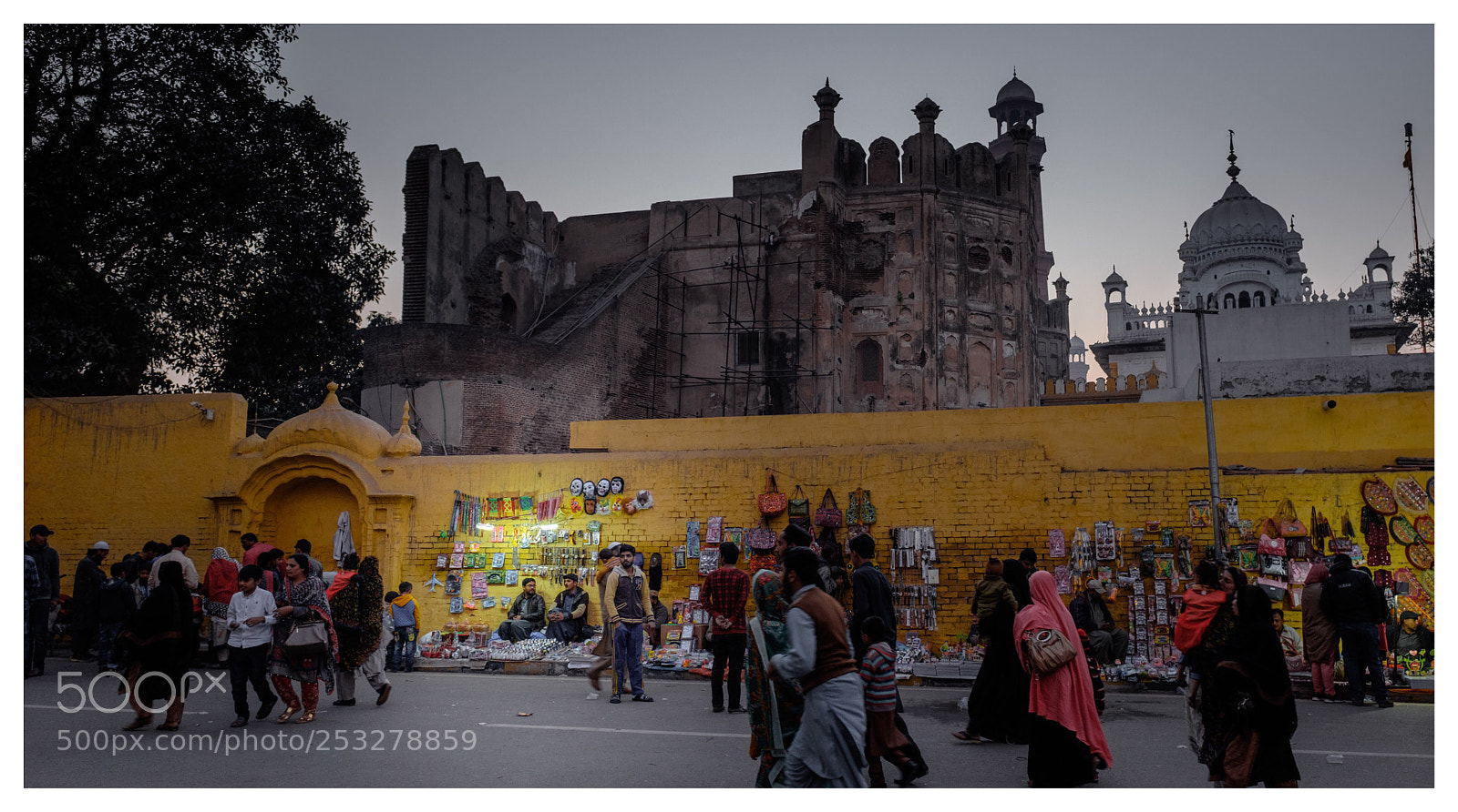 Fujifilm X100T sample photo. Street vendors outside baadshahi photography