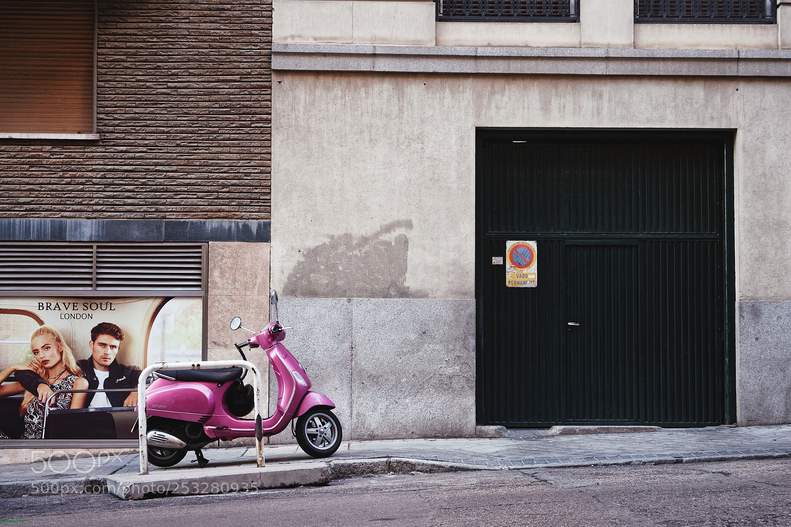 Canon EOS 40D sample photo. Street photography