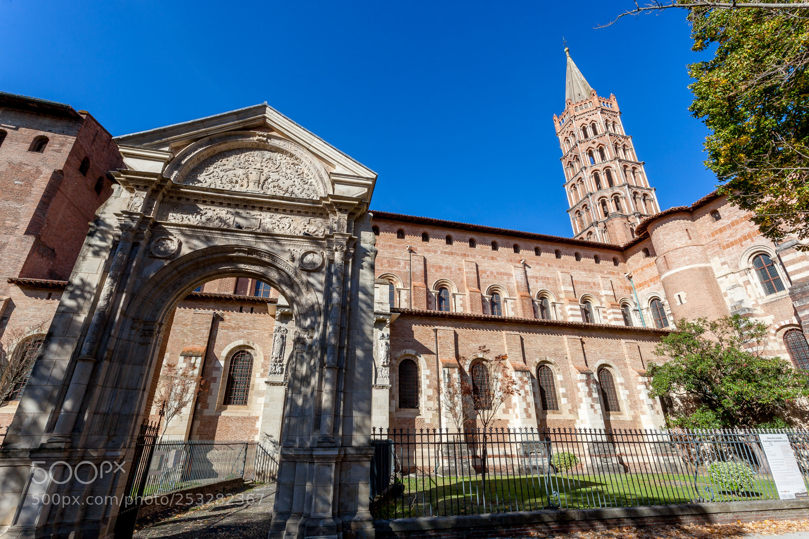 Canon EOS 5D Mark II sample photo. Basilique saint-sernin photography