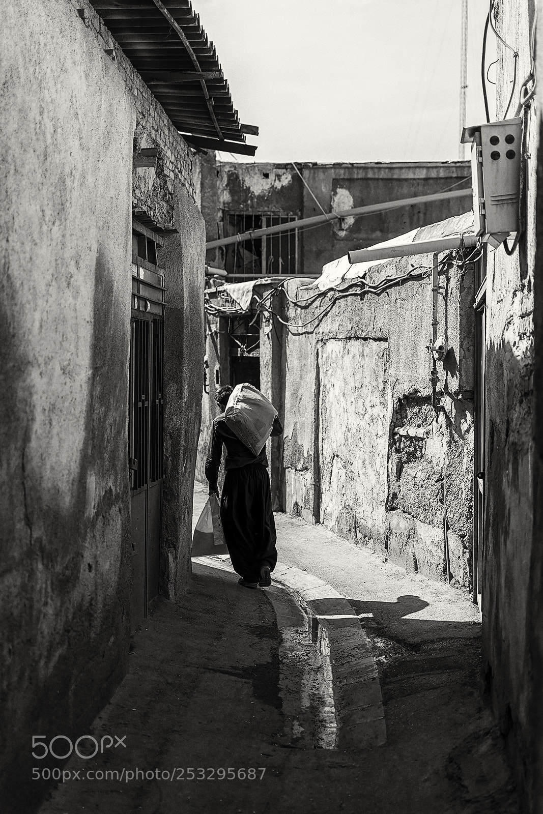 Nikon D7100 sample photo. Passenger in narrow alleys photography