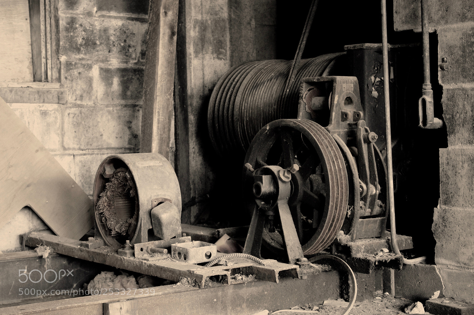 Canon EOS 700D (EOS Rebel T5i / EOS Kiss X7i) sample photo. Old elevator motor photography