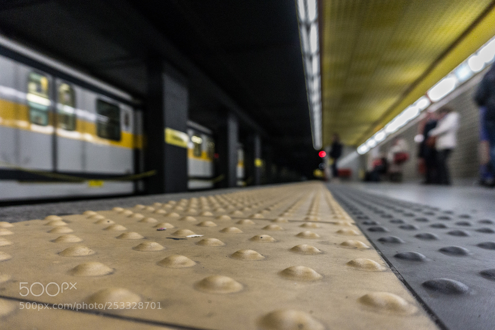 Sony a6000 sample photo. Yellow waiting photography