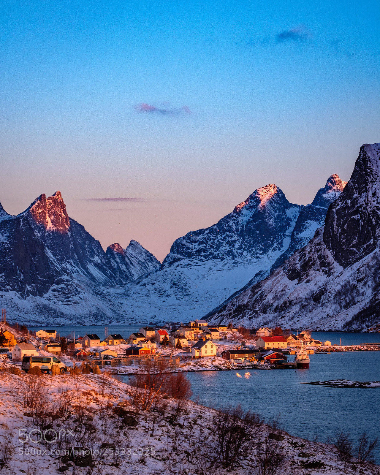 Fujifilm X-T20 sample photo. Early morning at reine. photography