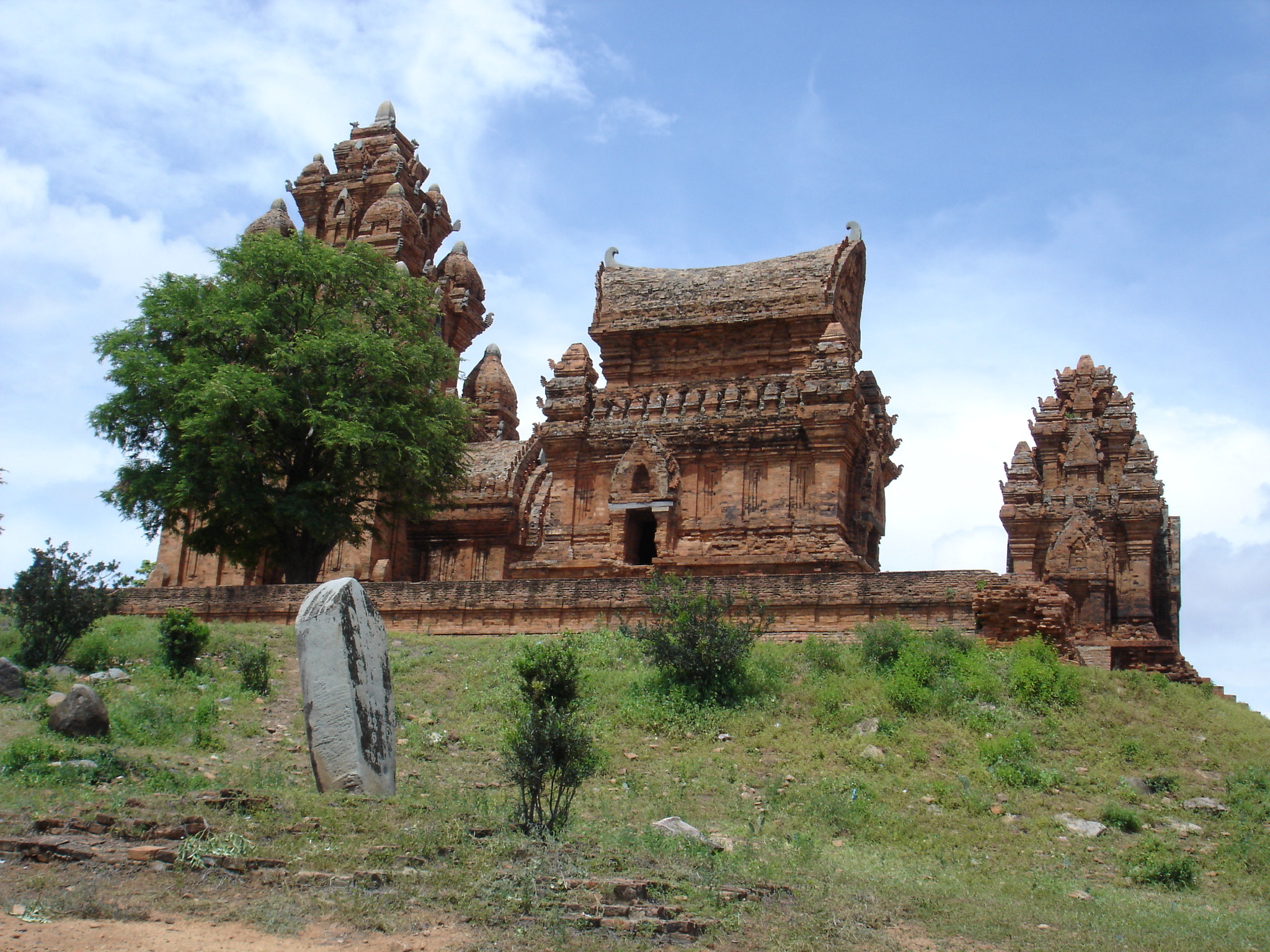 Sony DSC-W1 sample photo. The temple of the lost kingdom champa photography