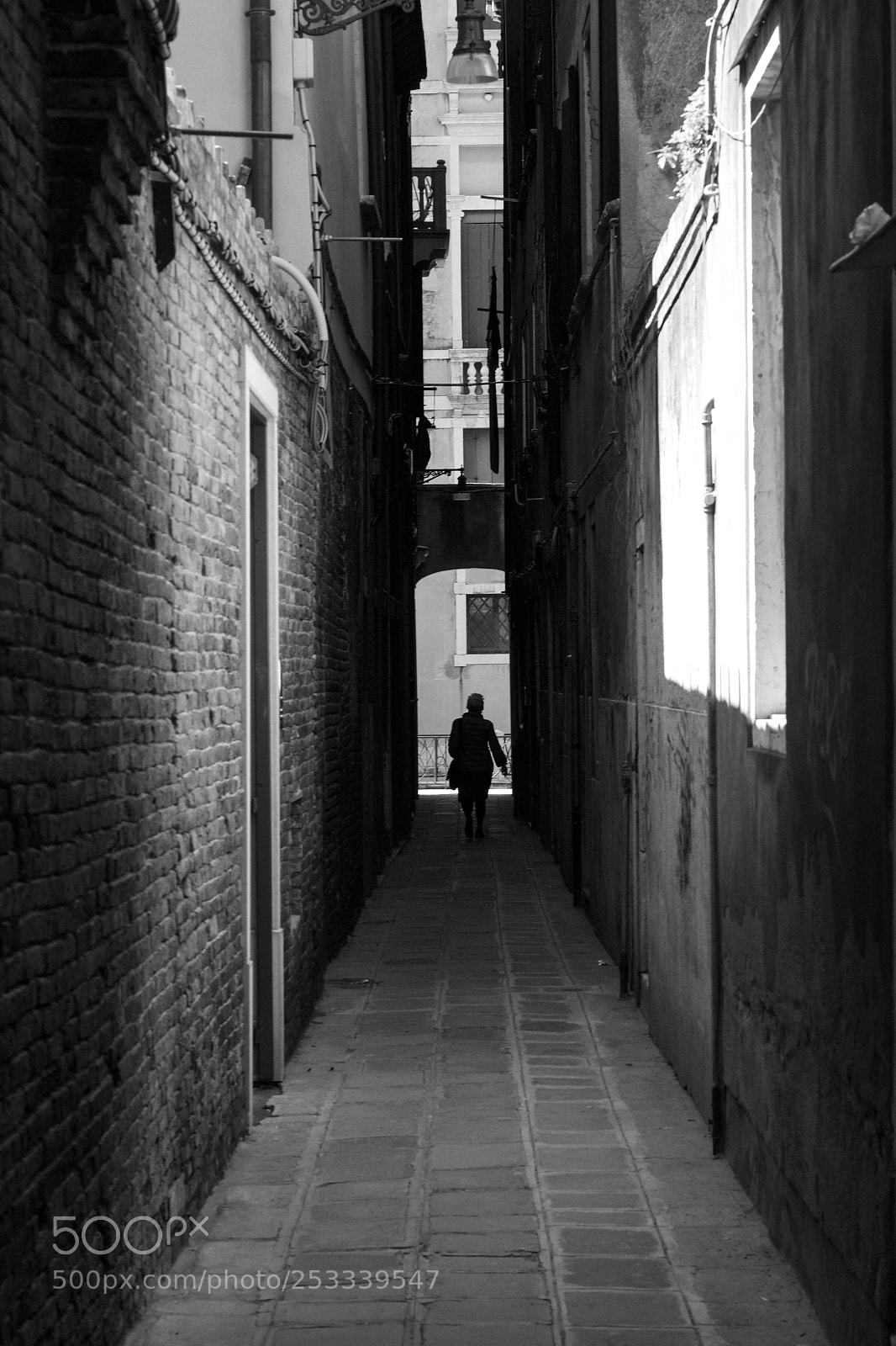 Canon EOS 1300D (EOS Rebel T6 / EOS Kiss X80) sample photo. Old woman  photography
