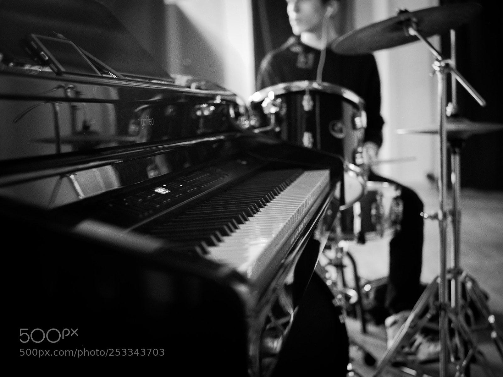 Olympus OM-D E-M5 sample photo. Abandoned piano photography