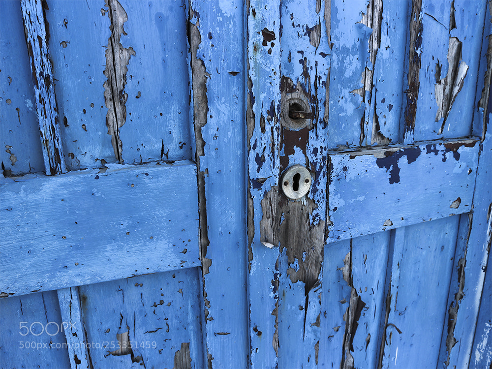 Canon EOS M10 sample photo. Blue door photography