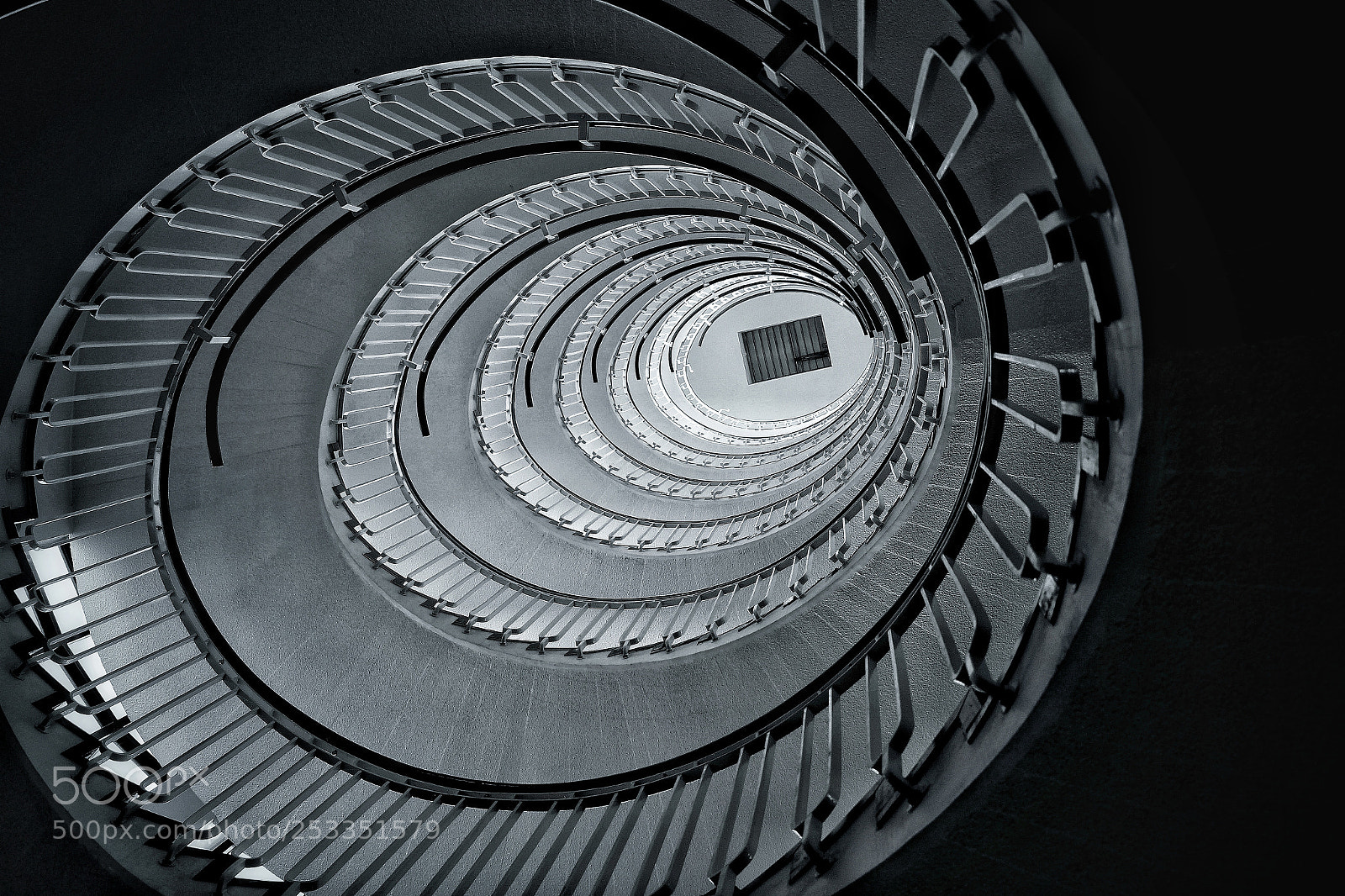 Canon EOS 700D (EOS Rebel T5i / EOS Kiss X7i) sample photo. Another stairwell in london photography