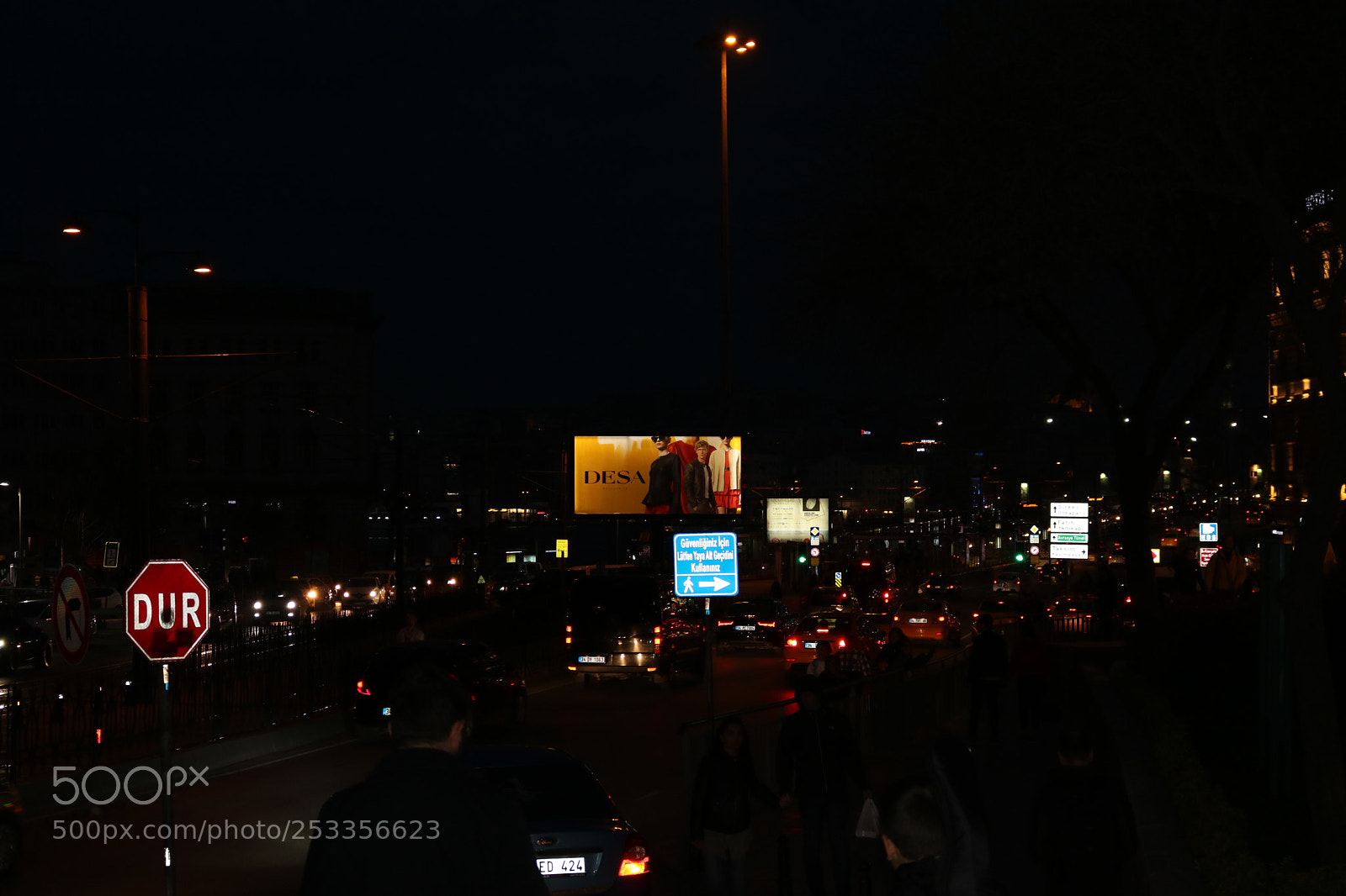 Canon EOS 750D (EOS Rebel T6i / EOS Kiss X8i) sample photo. Busy light photography