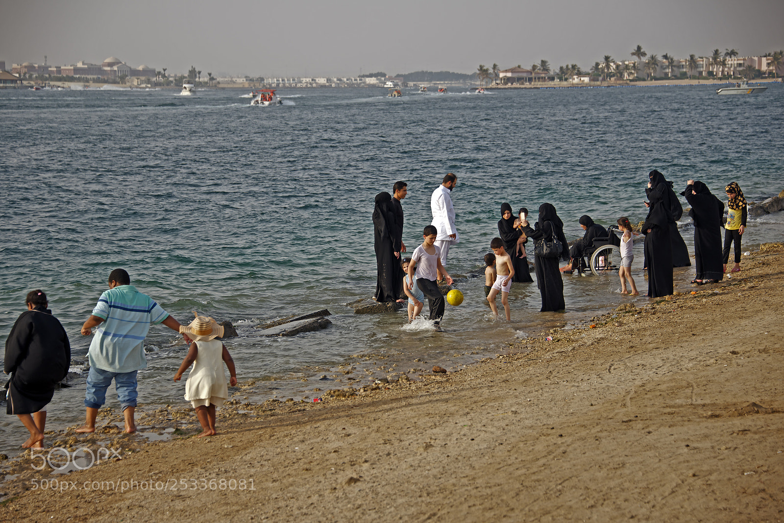 Nikon D800E sample photo. Saudi families at the photography