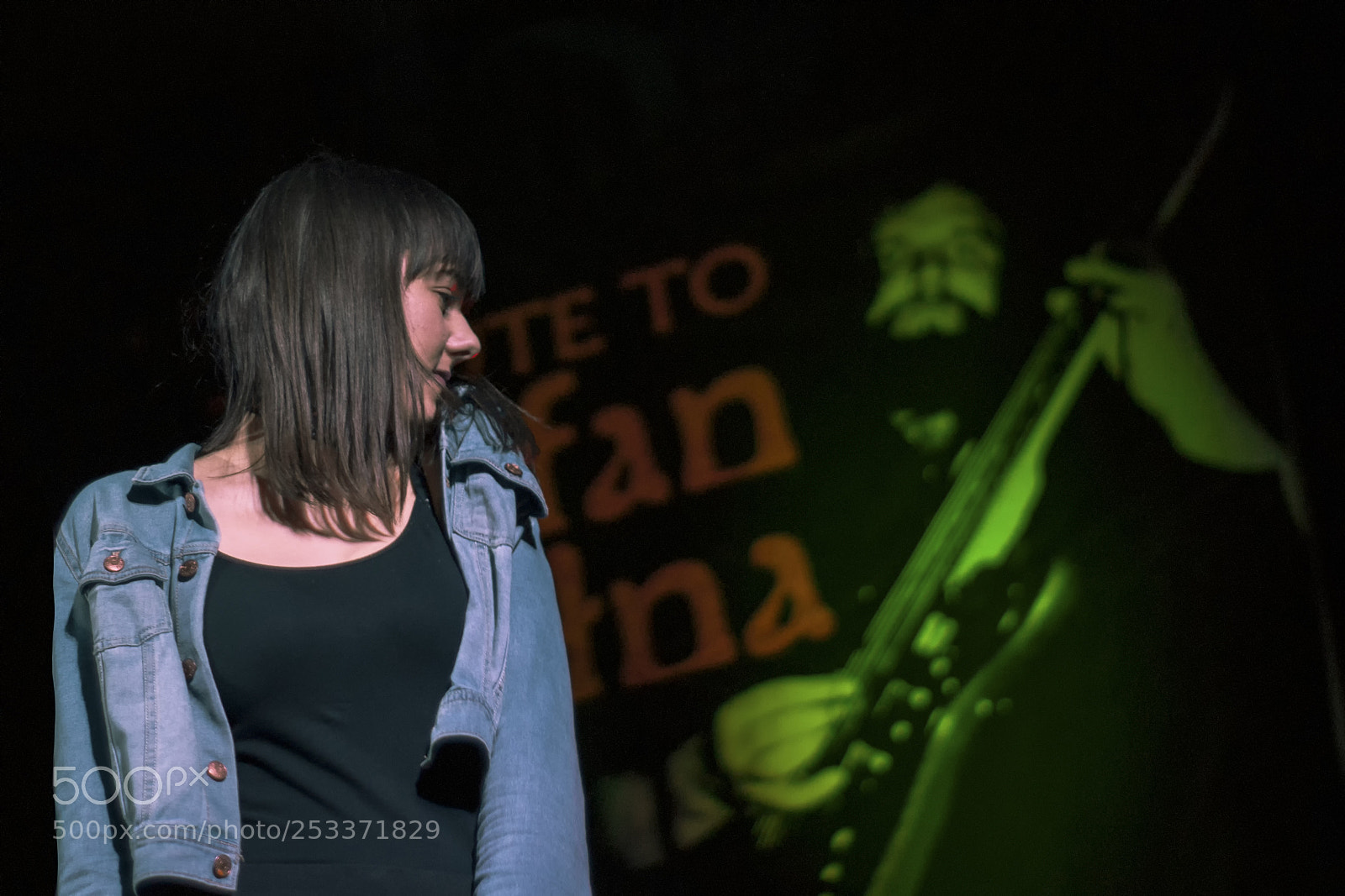 Sony Alpha DSLR-A390 sample photo. Lady on concert photography