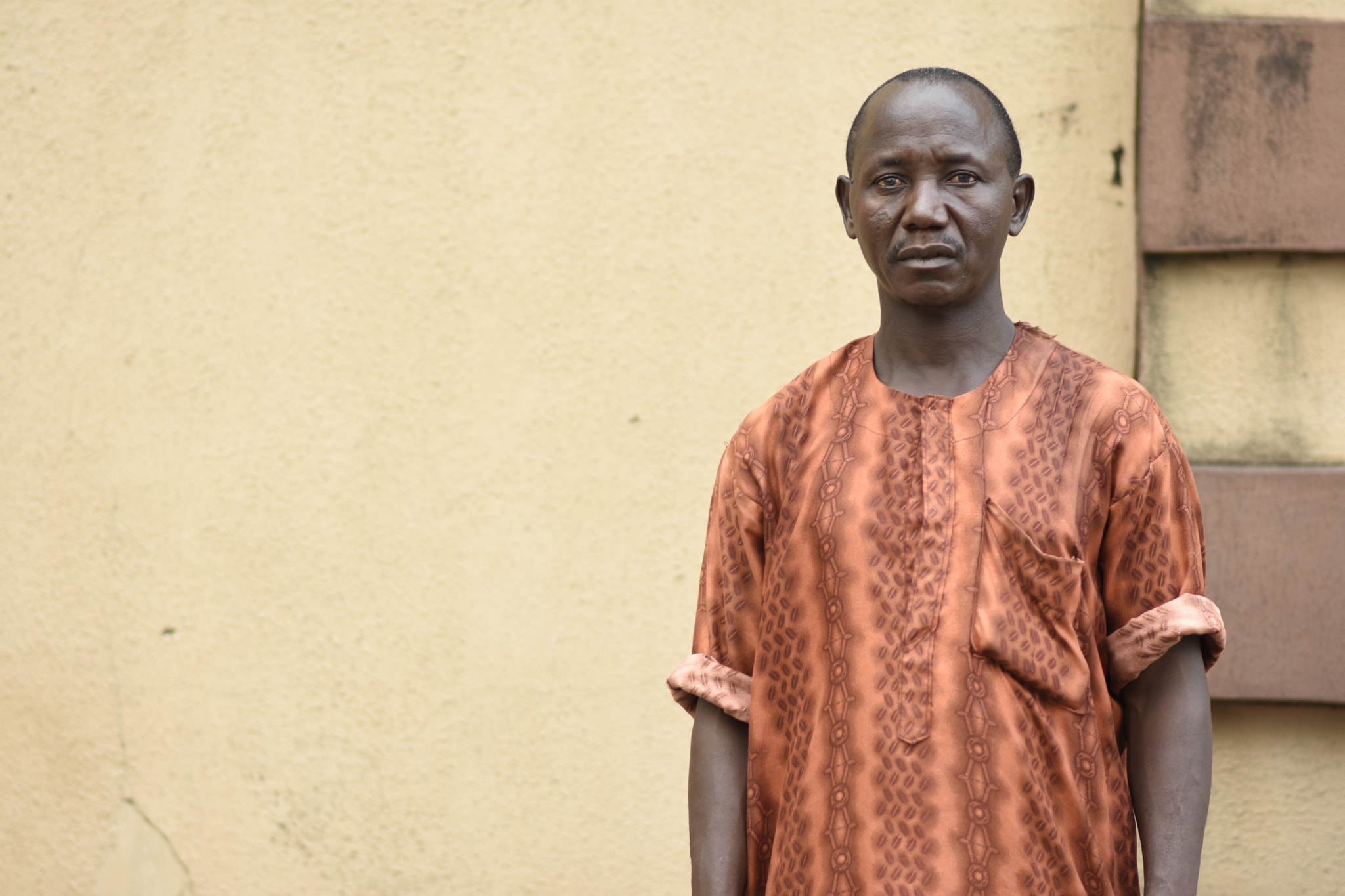 Nikon D7200 + Nikon AF-S Nikkor 85mm F1.8G sample photo. Itinerant hausa barber in lagos photography