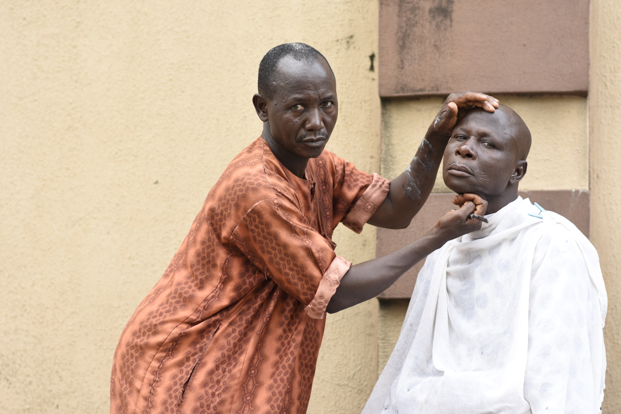 Nikon D7200 + Nikon AF-S Nikkor 85mm F1.8G sample photo. Itinerant hausa barber in lagos photography