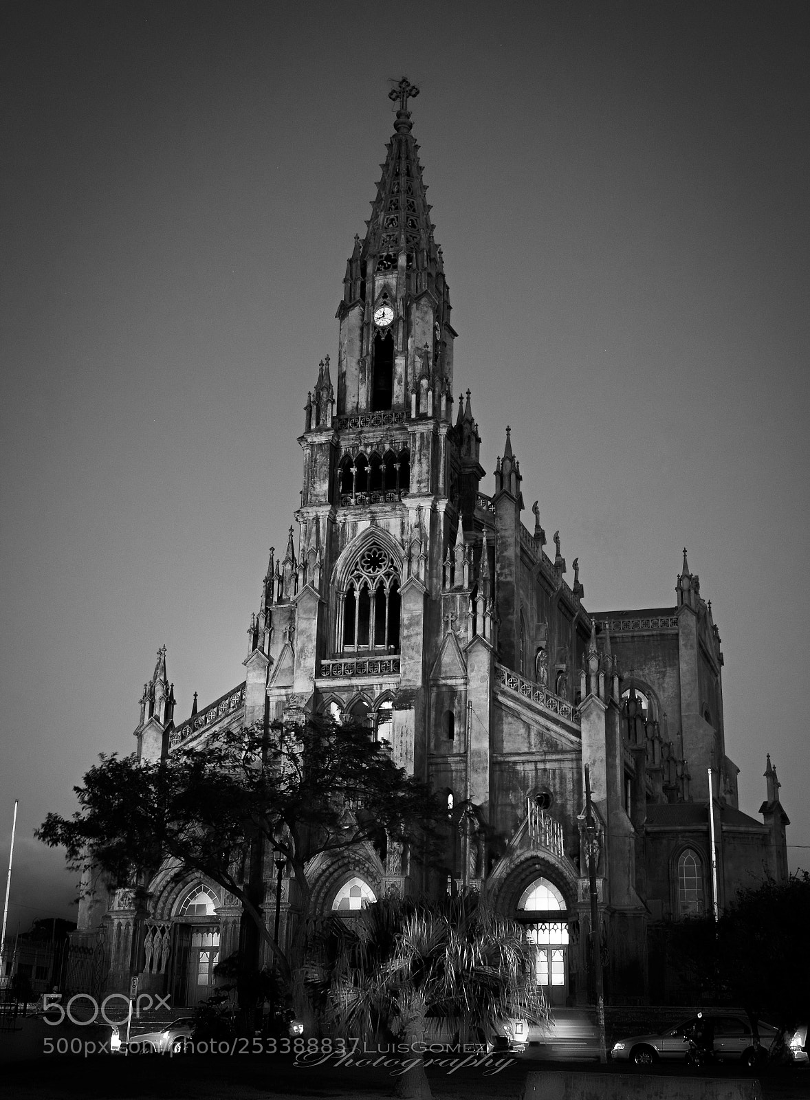 Canon EOS 1300D (EOS Rebel T6 / EOS Kiss X80) sample photo. Gotic church photography