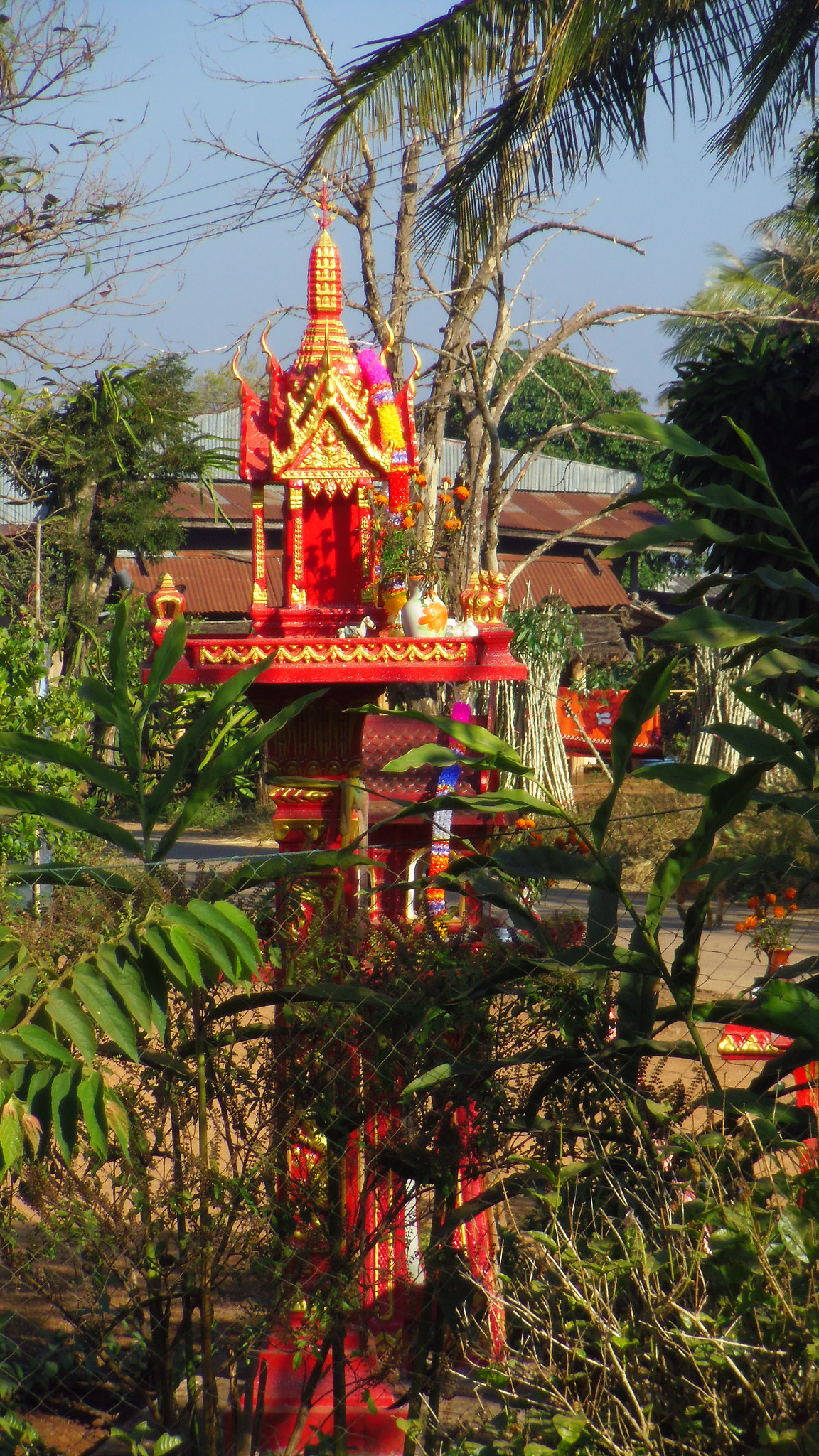 Pentax OPTIO LS465 sample photo. Thaï spirit temple photography
