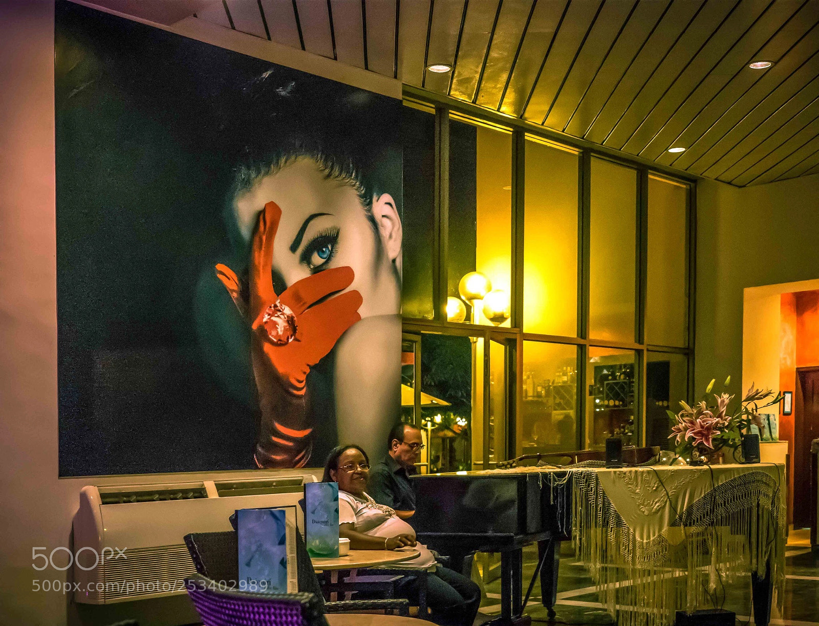 Olympus OM-D E-M5 II sample photo. Piano bar in cuba  photography