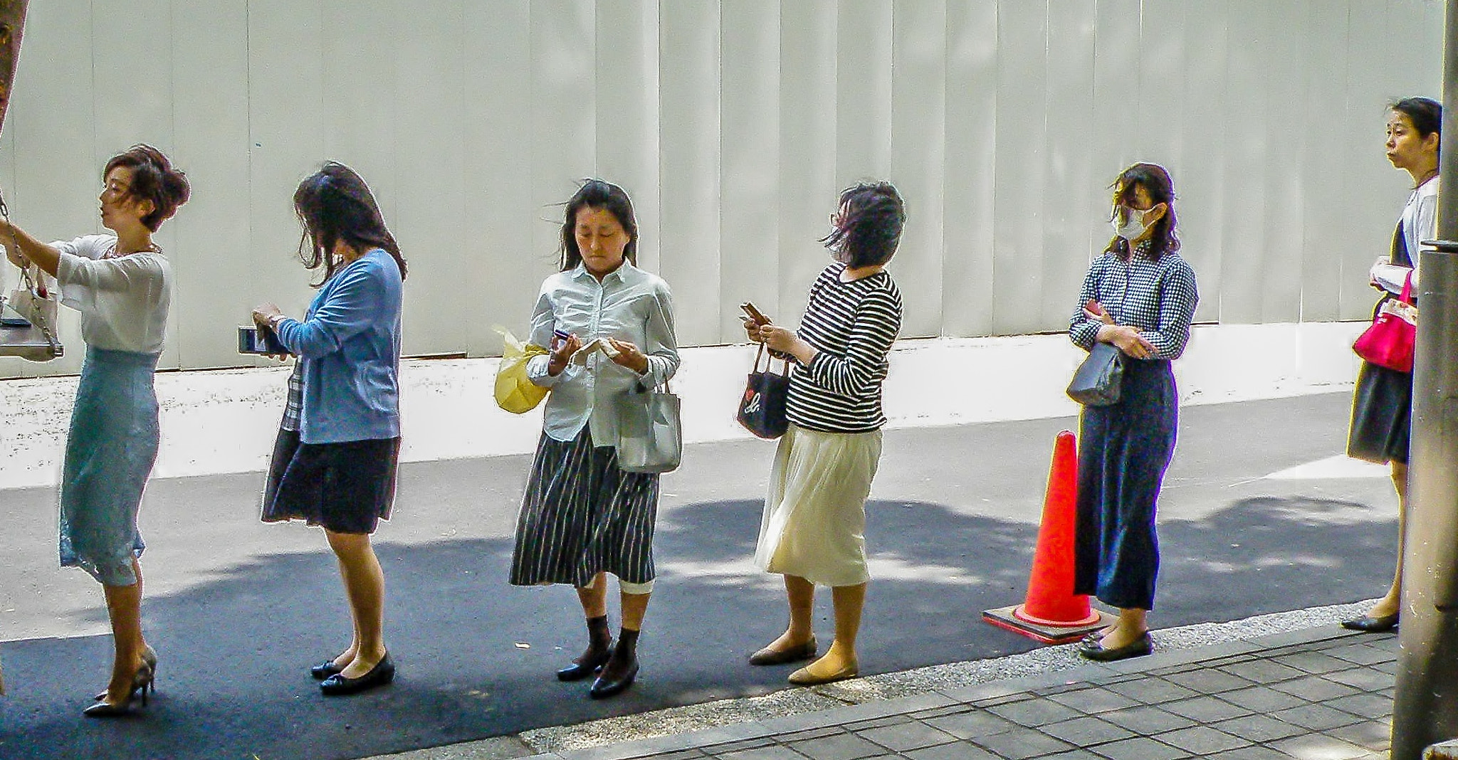 Olympus SP570UZ sample photo. People waiting in the wind photography