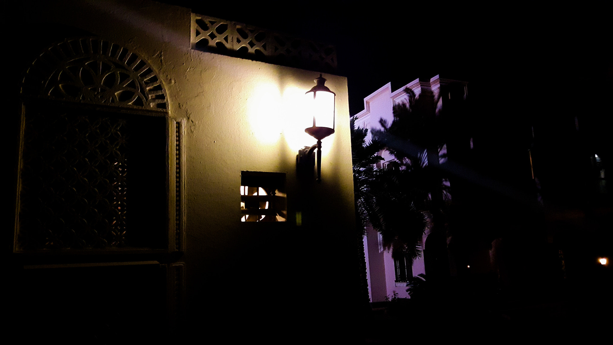 Samsung Galaxy A8 sample photo. The wall light photography