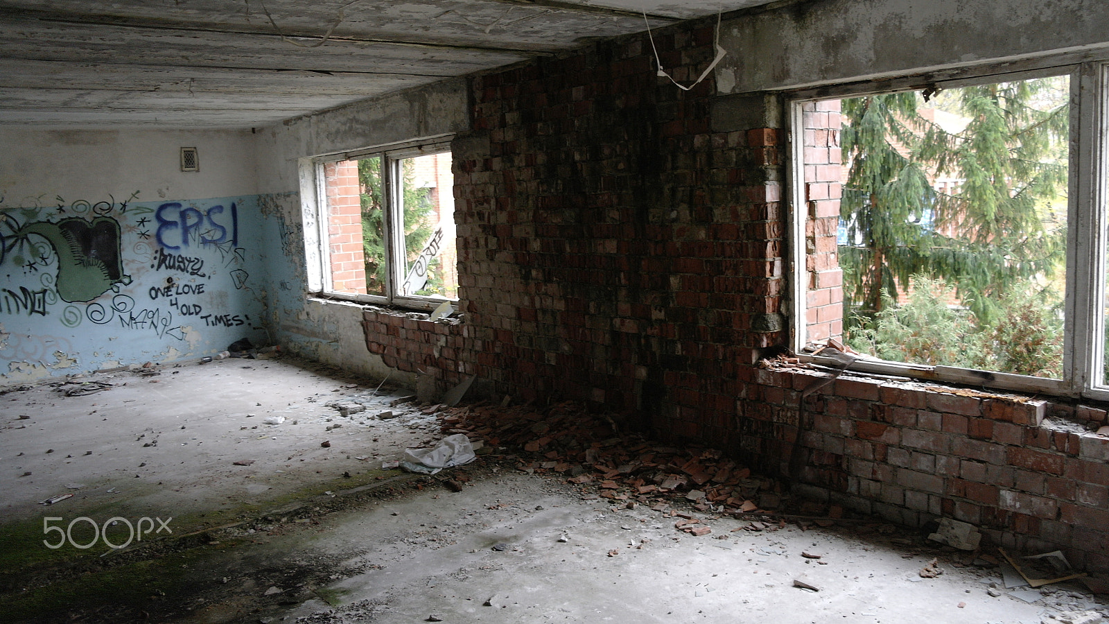 Samsung NX10 sample photo. Abandoned photography