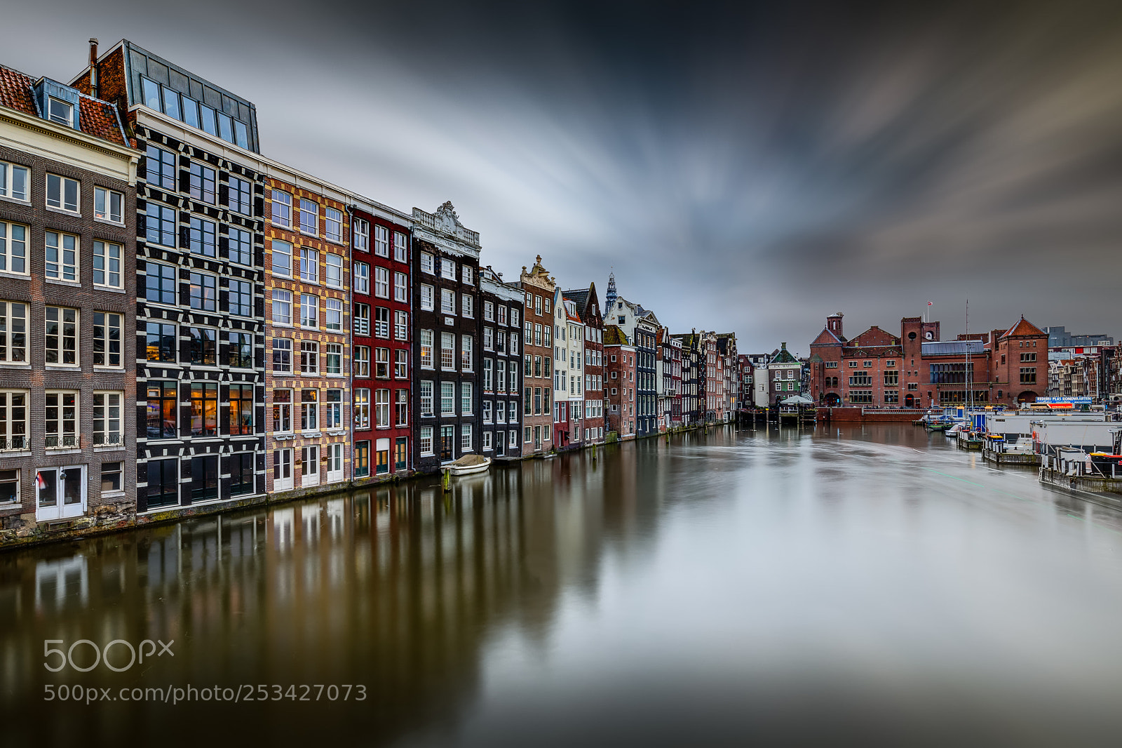 Canon EOS 5D Mark IV sample photo. Houses along the damrak photography