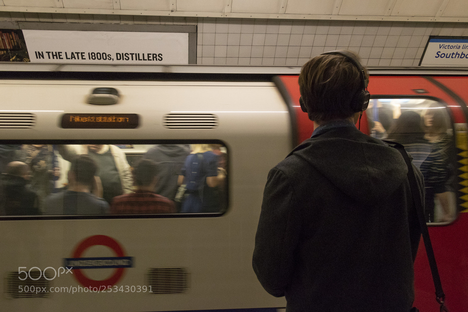 Canon EOS 750D (EOS Rebel T6i / EOS Kiss X8i) sample photo. At the tube station photography