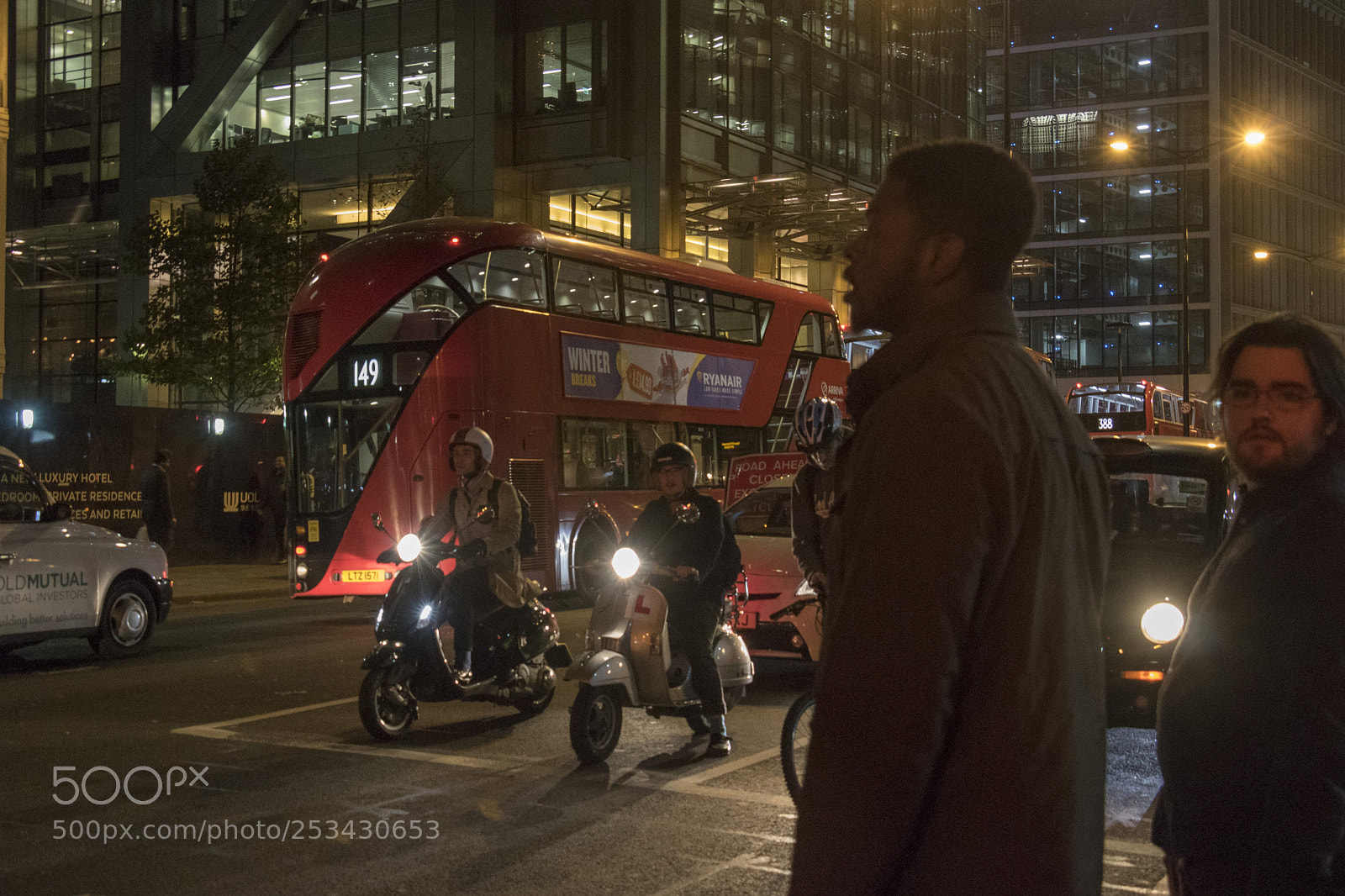 Canon EOS 750D (EOS Rebel T6i / EOS Kiss X8i) sample photo. Busy street photography