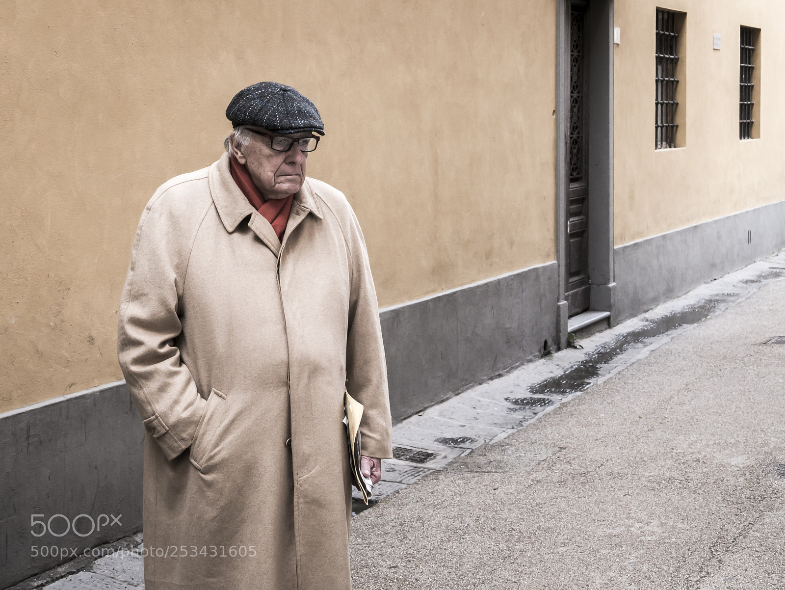 Panasonic Lumix DMC-G85 (Lumix DMC-G80) sample photo. Man in street photography