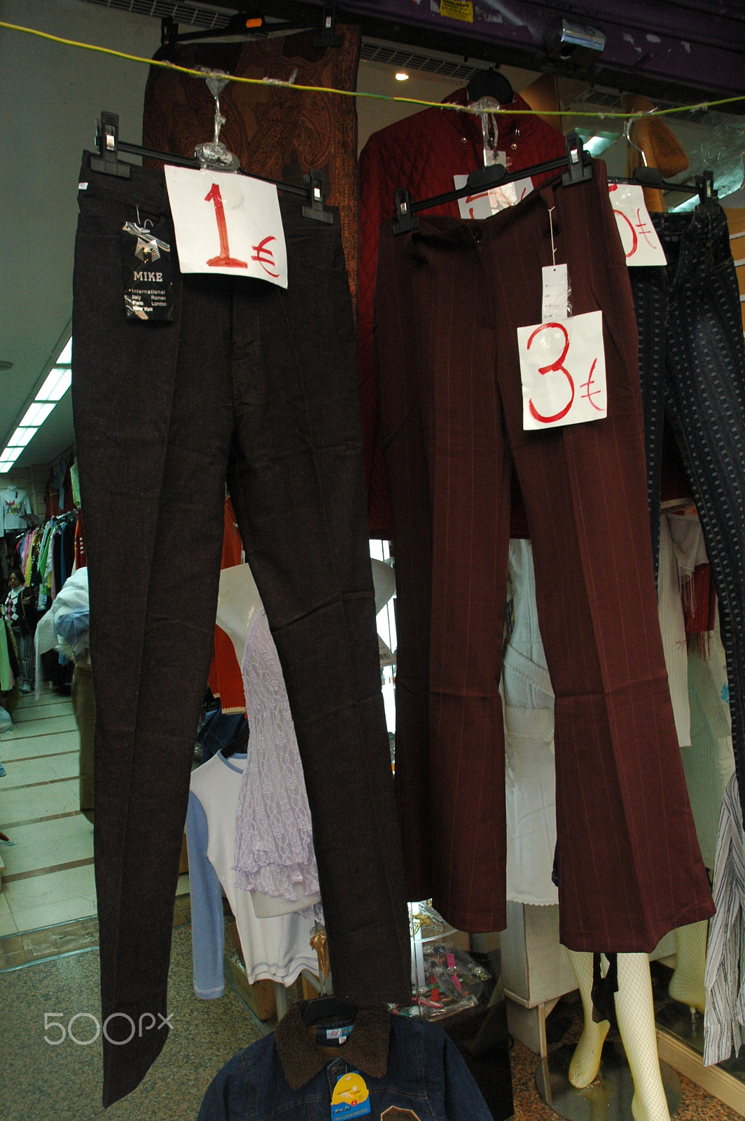 Nikon D70 sample photo. Pantalones a uno o tres euros photography