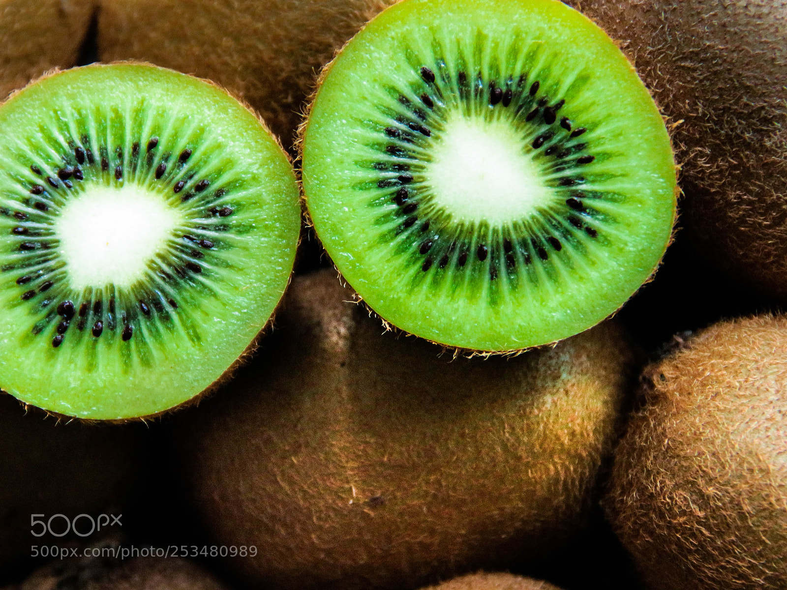 Canon EOS 650D (EOS Rebel T4i / EOS Kiss X6i) sample photo. Juicy kiwi photography