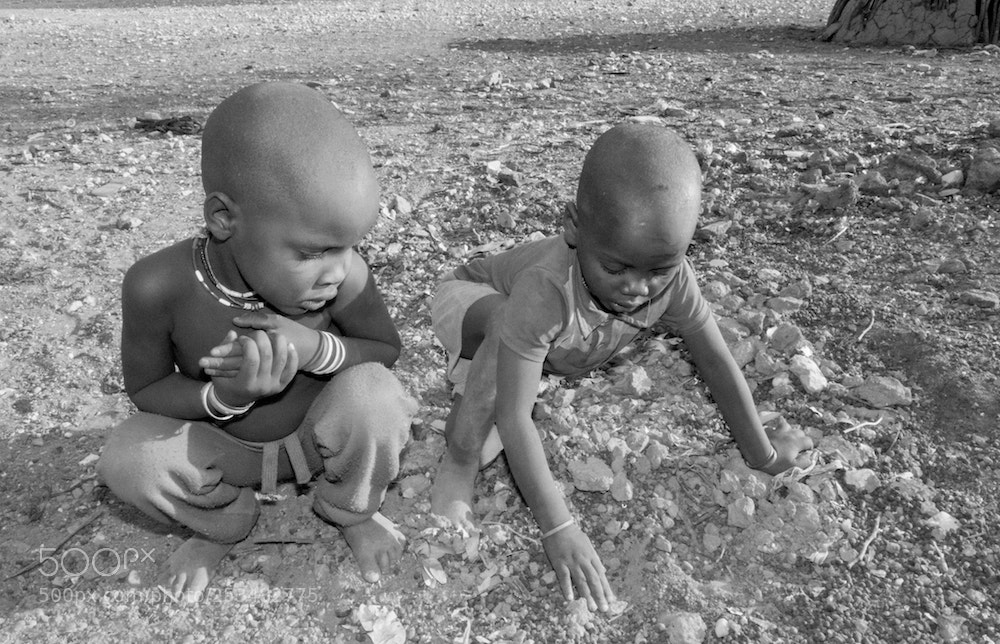 Olympus OM-D E-M1 Mark II sample photo. Niños himba jugando photography