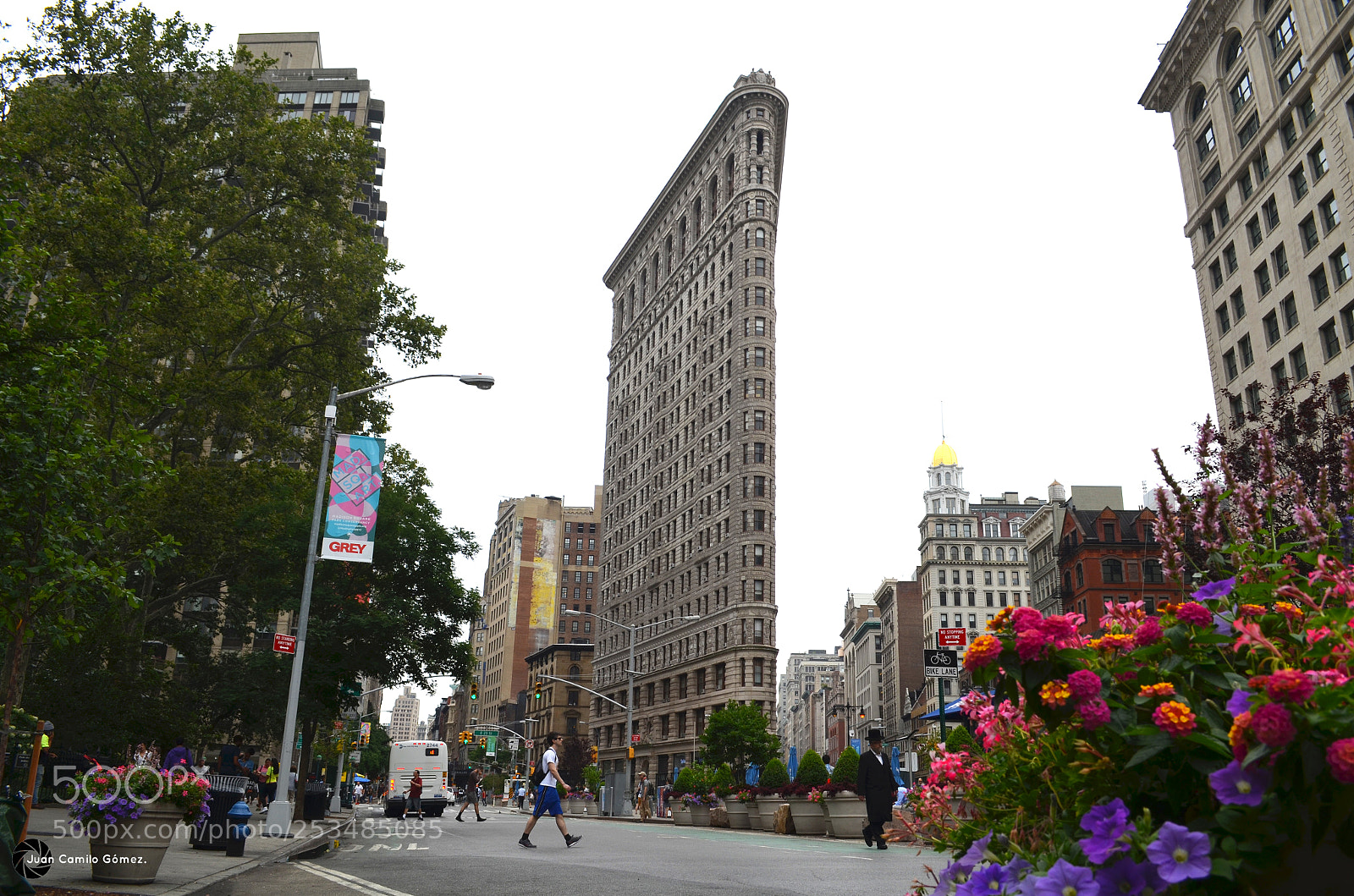 Nikon D5100 sample photo. Flatiron in the street photography