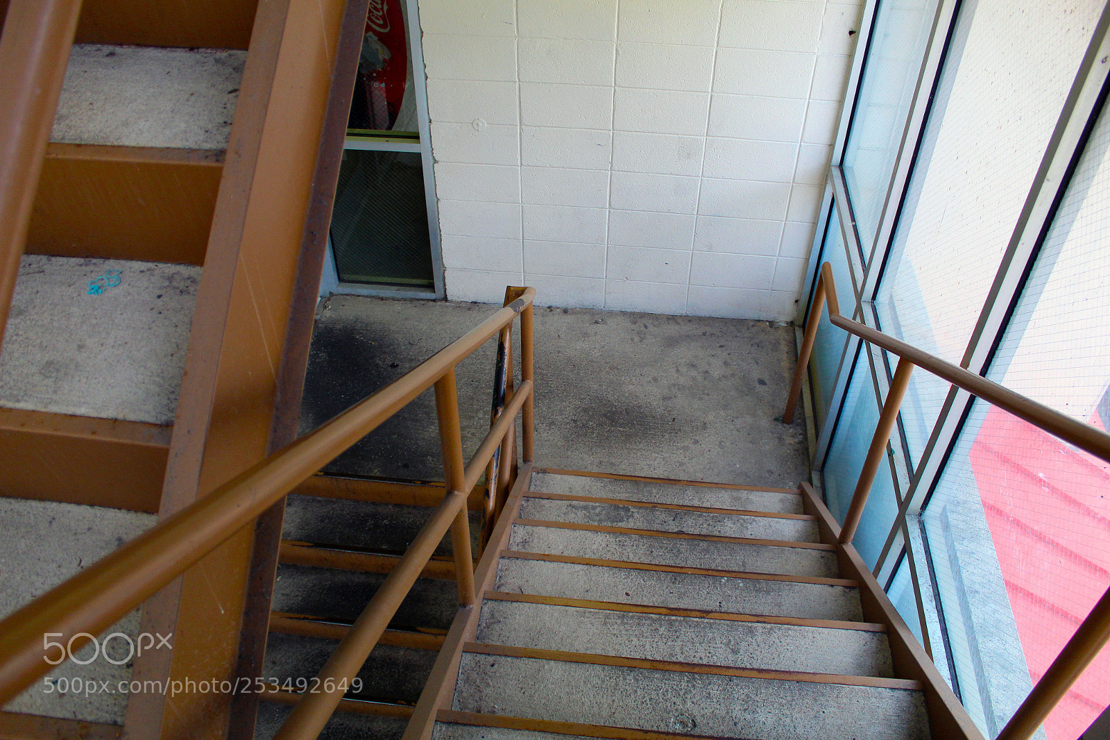 Canon EOS 1300D (EOS Rebel T6 / EOS Kiss X80) sample photo. Stairwell photography