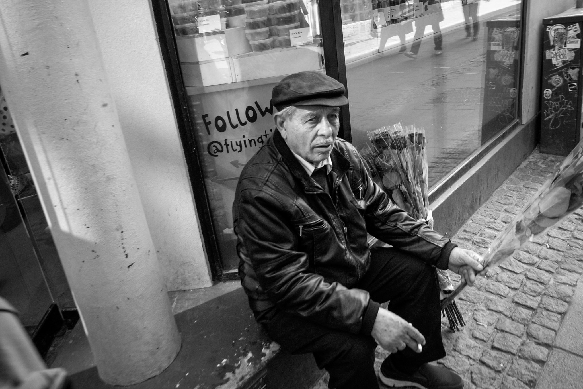 Ricoh GR DIGITAL 2 sample photo. Street portrait photography