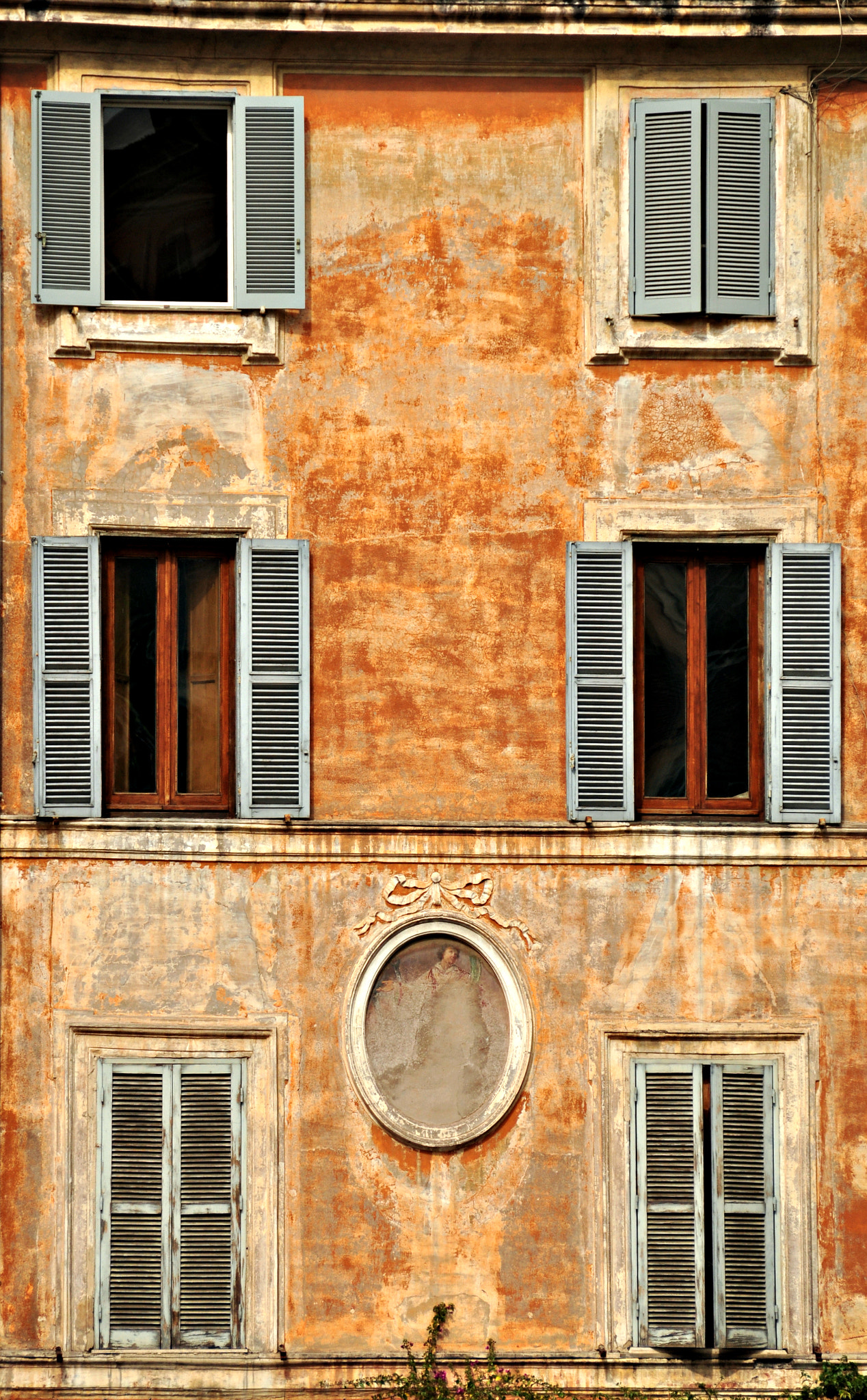 Nikon D90 + Nikon AF-S DX Nikkor 18-200mm F3.5-5.6G ED VR II sample photo. Building detail, rome photography