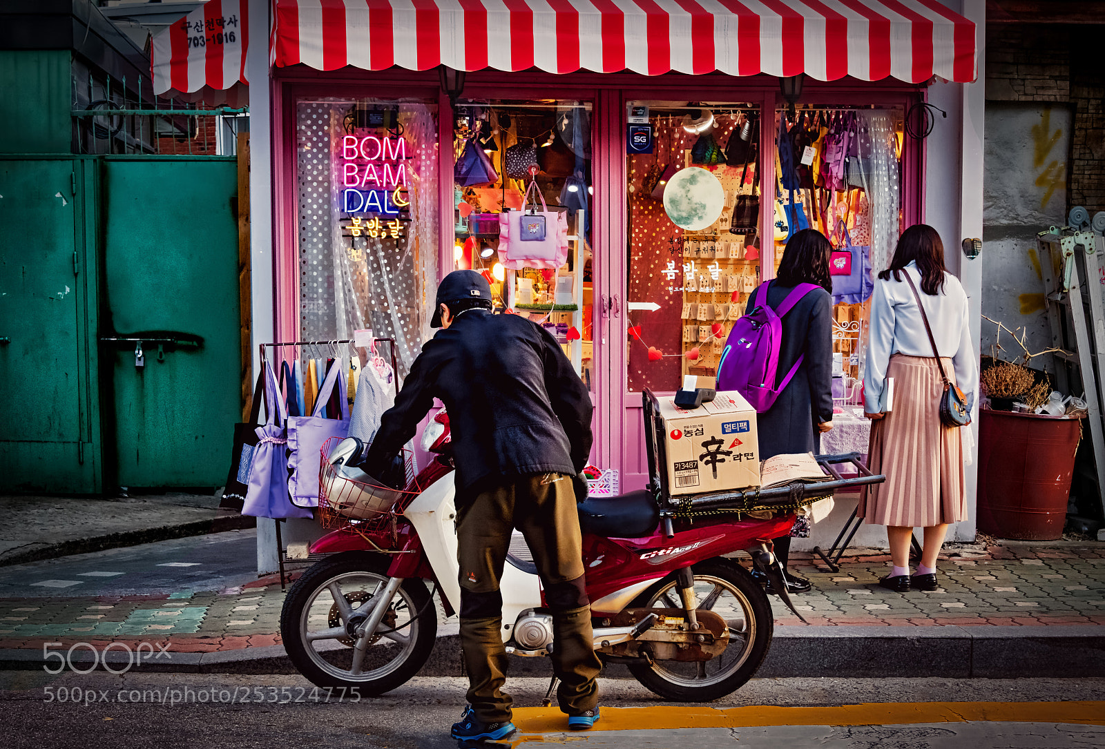 Nikon D850 sample photo. Seoul store deliveryman photography