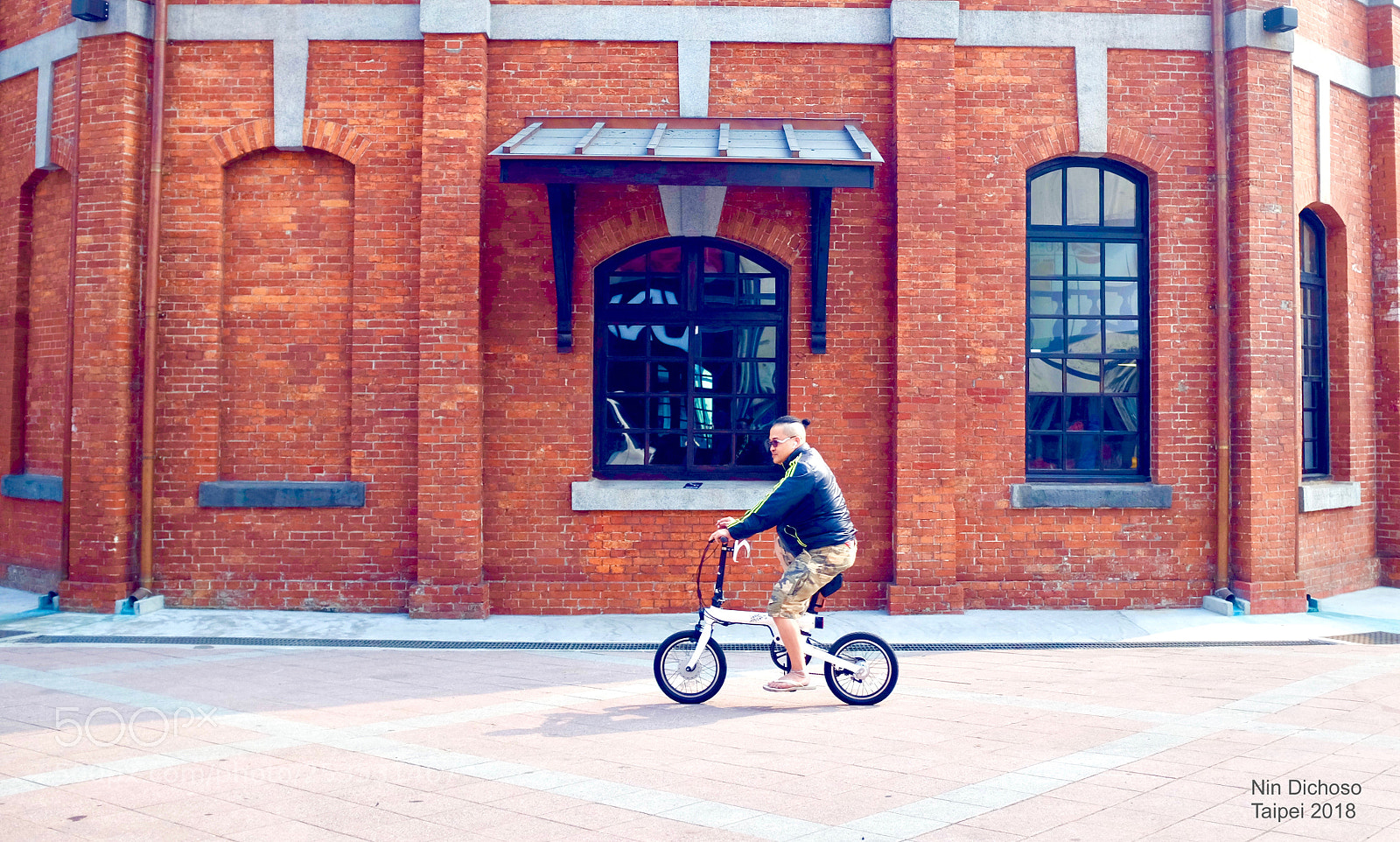 Fujifilm X100S sample photo. Cycling around the red photography