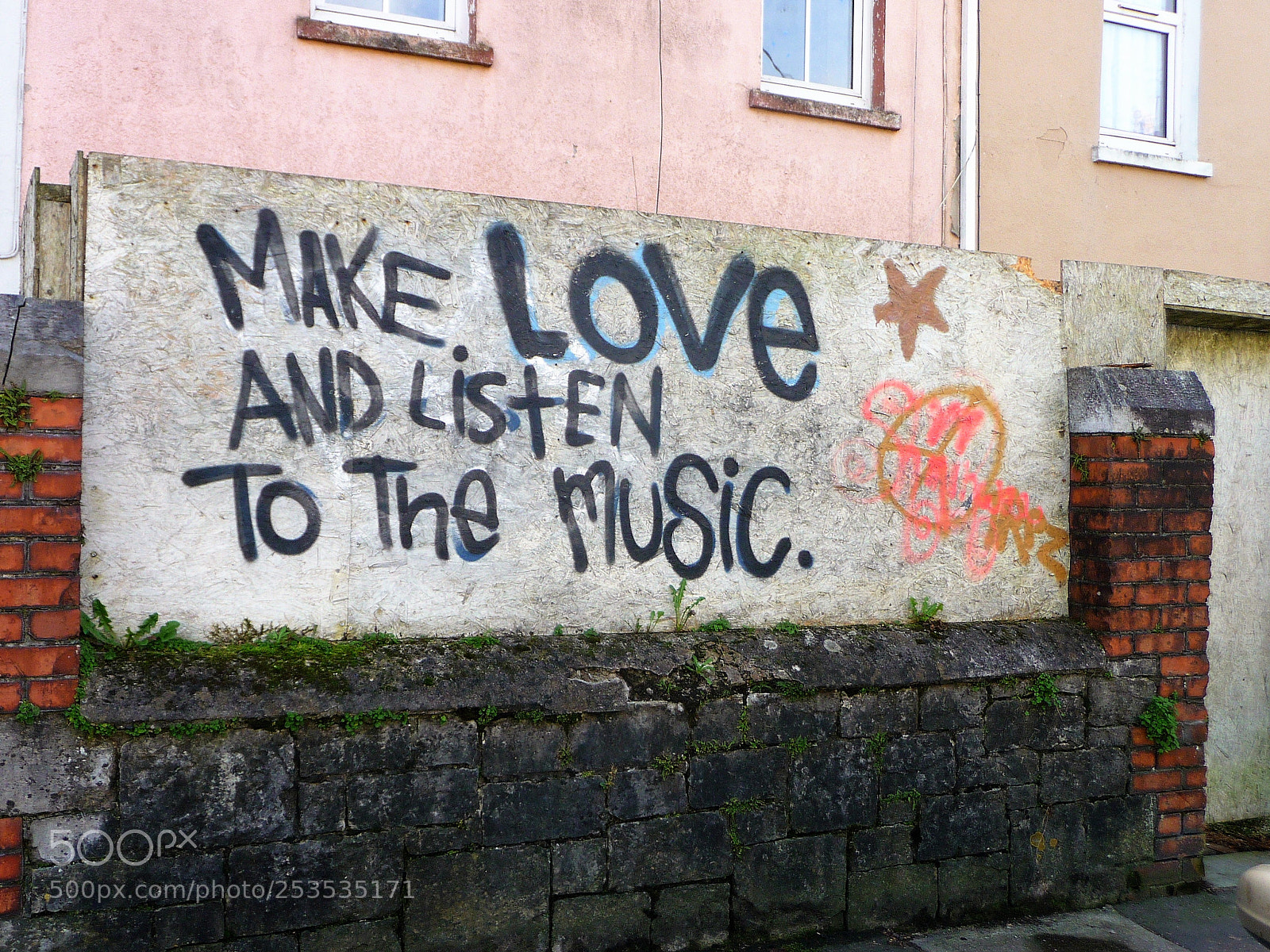 Panasonic Lumix DMC-TZ5 sample photo. Street message photography