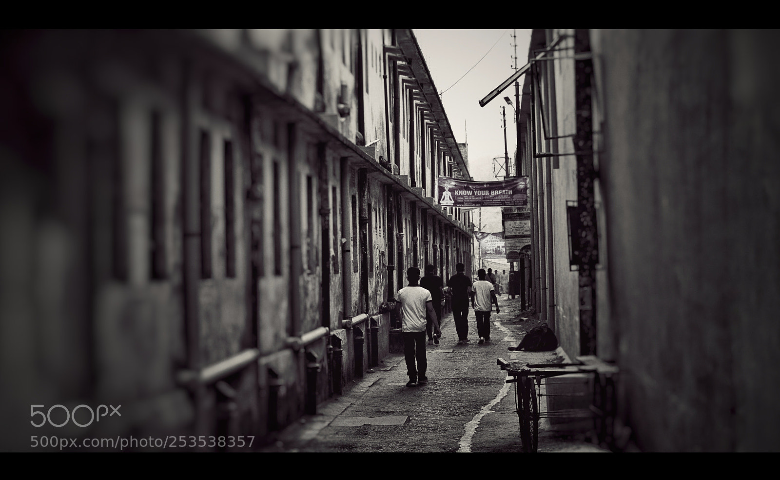 Canon EOS 200D (EOS Rebel SL2 / EOS Kiss X9) sample photo. Lonely street? photography