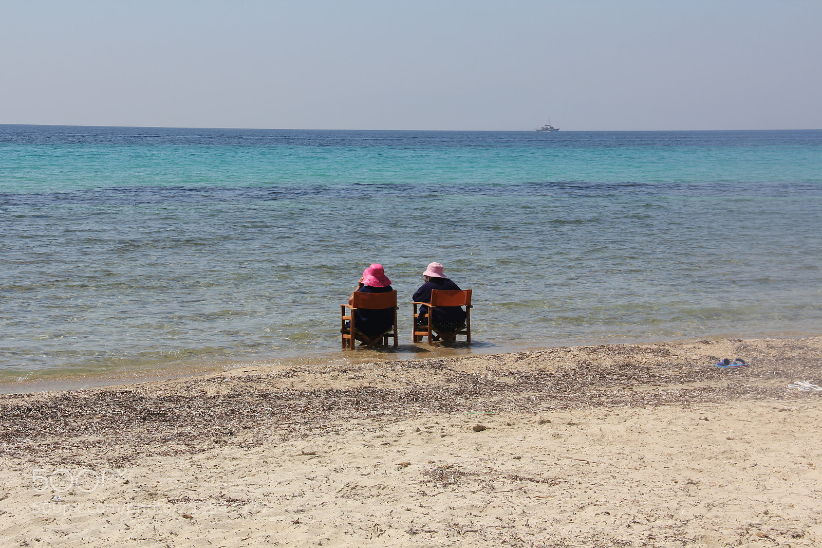 Canon EF-S 18-135mm F3.5-5.6 IS sample photo. Old ladies sun bathing photography
