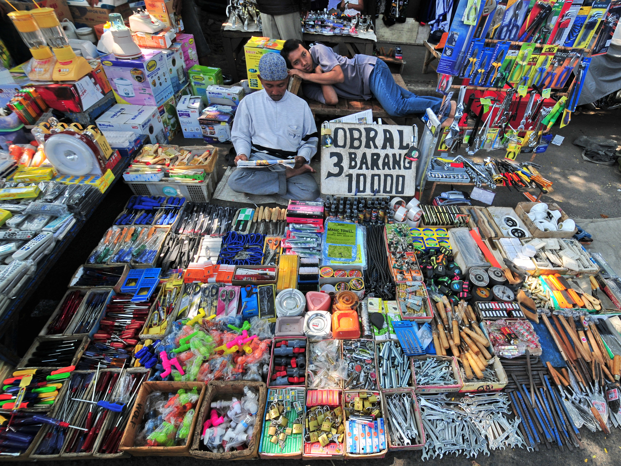 Nikon D300 sample photo. Selling on the street photography