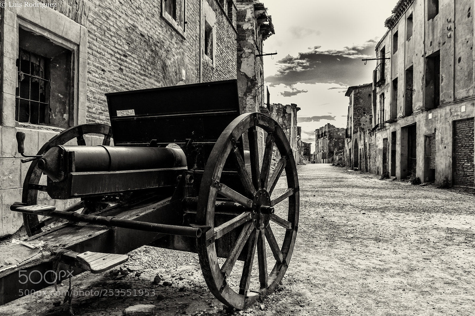 Canon EOS 77D (EOS 9000D / EOS 770D) sample photo. Signs of a war. photography