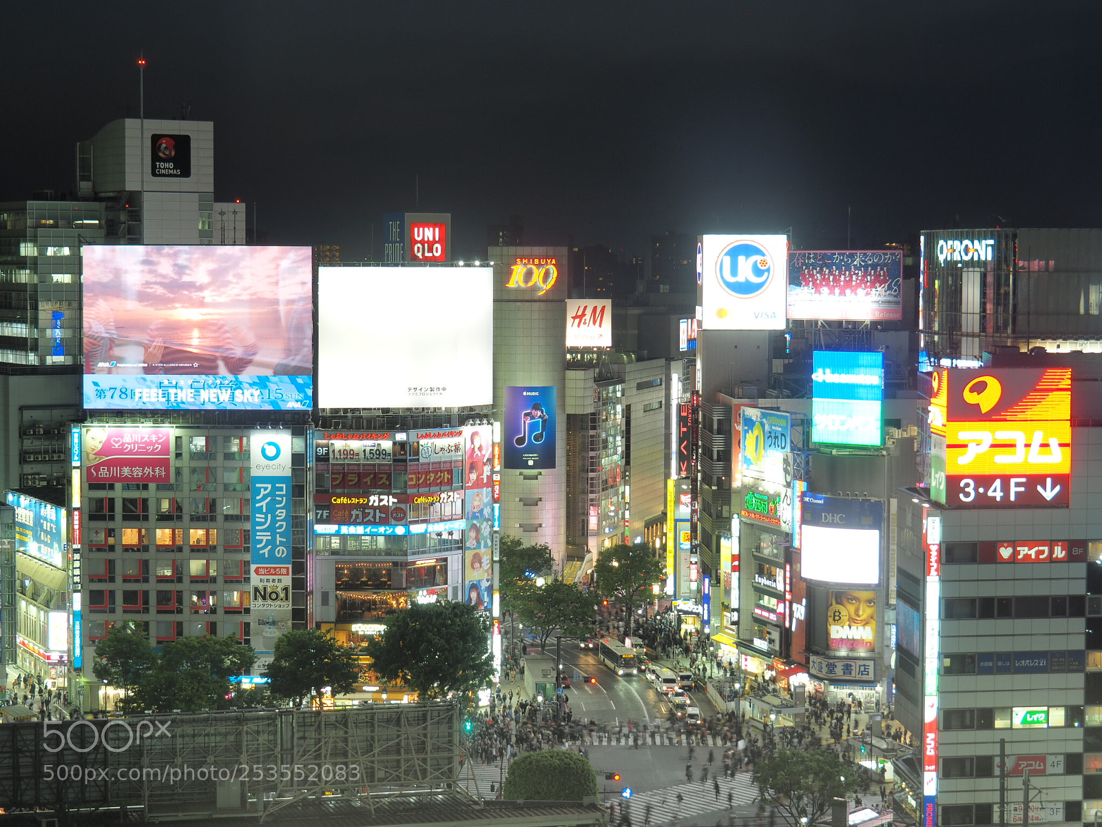 Olympus OM-D E-M5 II sample photo. Night in shibuya photography
